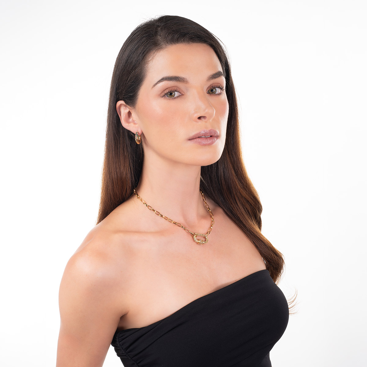 Aros dorados con piedras de colores