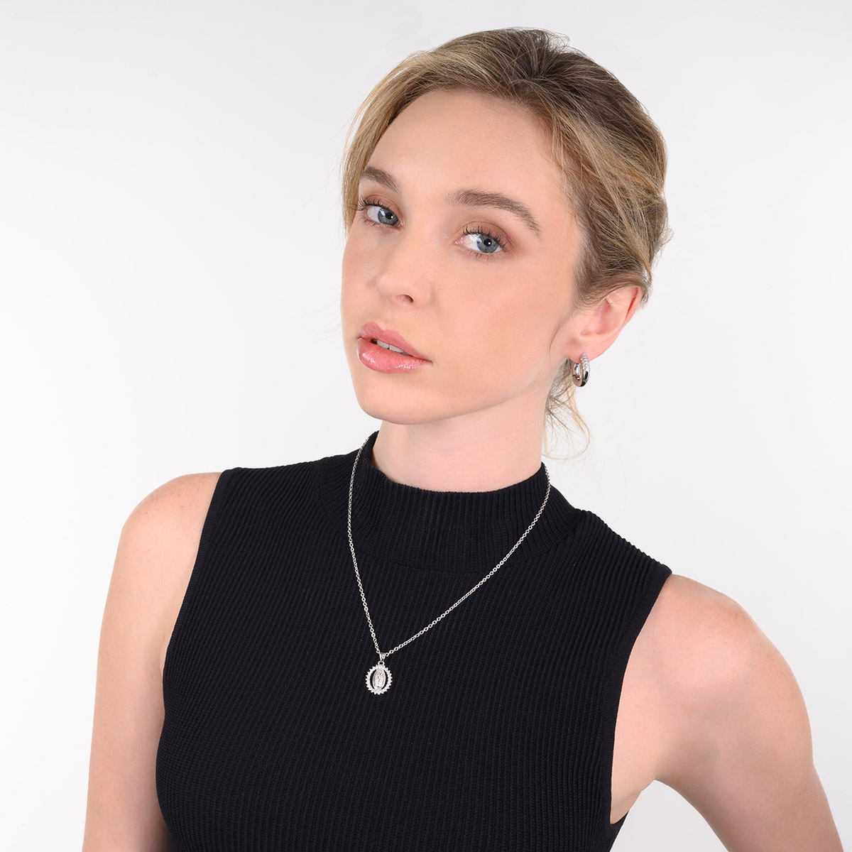 Aretes en baño de rodio diseño aro con piedras tono brillante