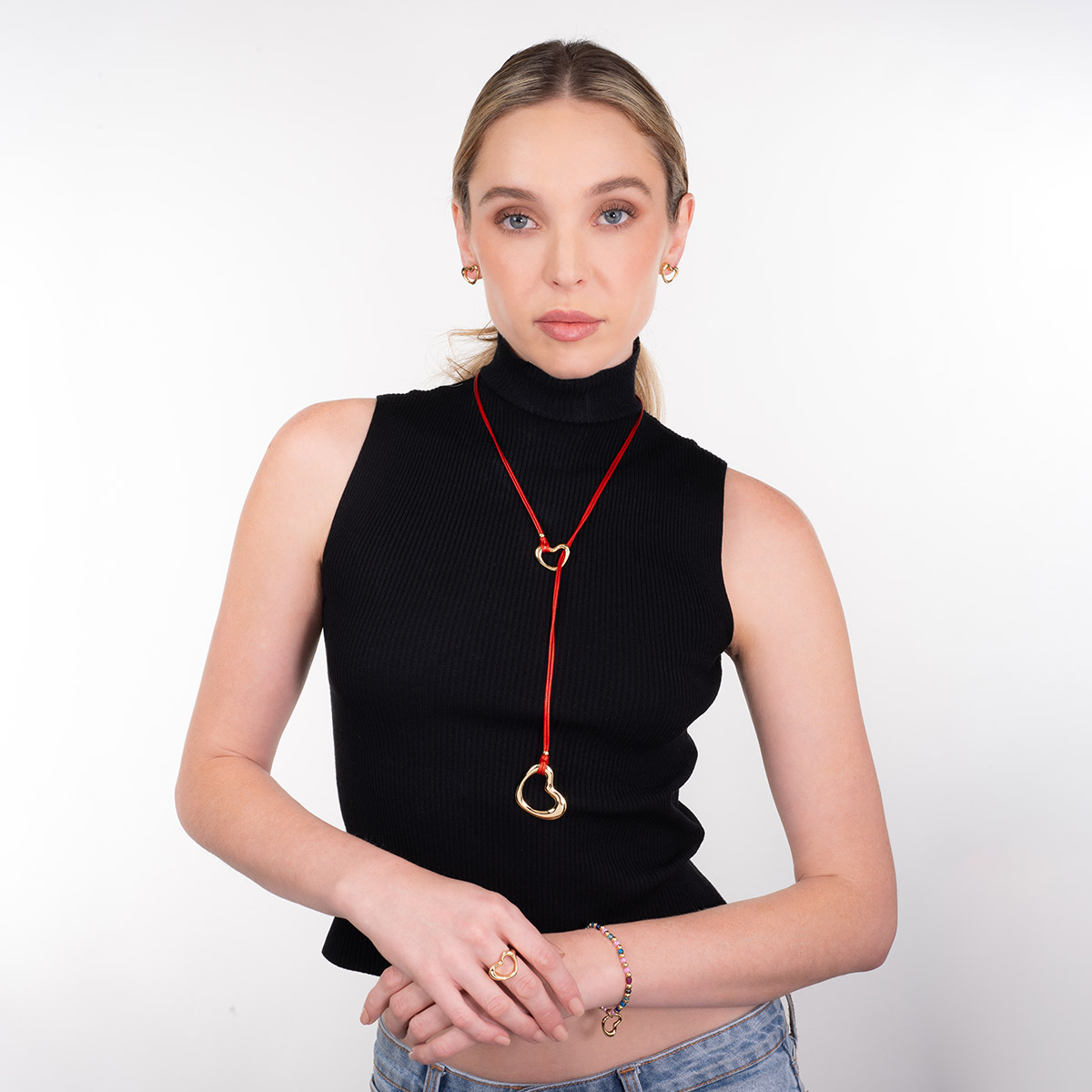 Pulsera en baño de oro con dije de corazón y cuentas de color