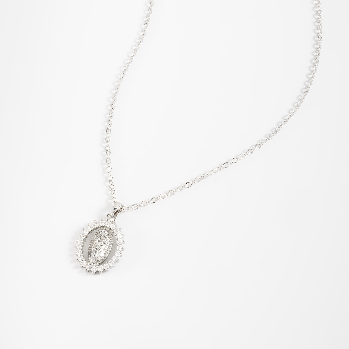 Collar Virgen de Guadalupe en baño de rodio con medalla y piedras tono brillante