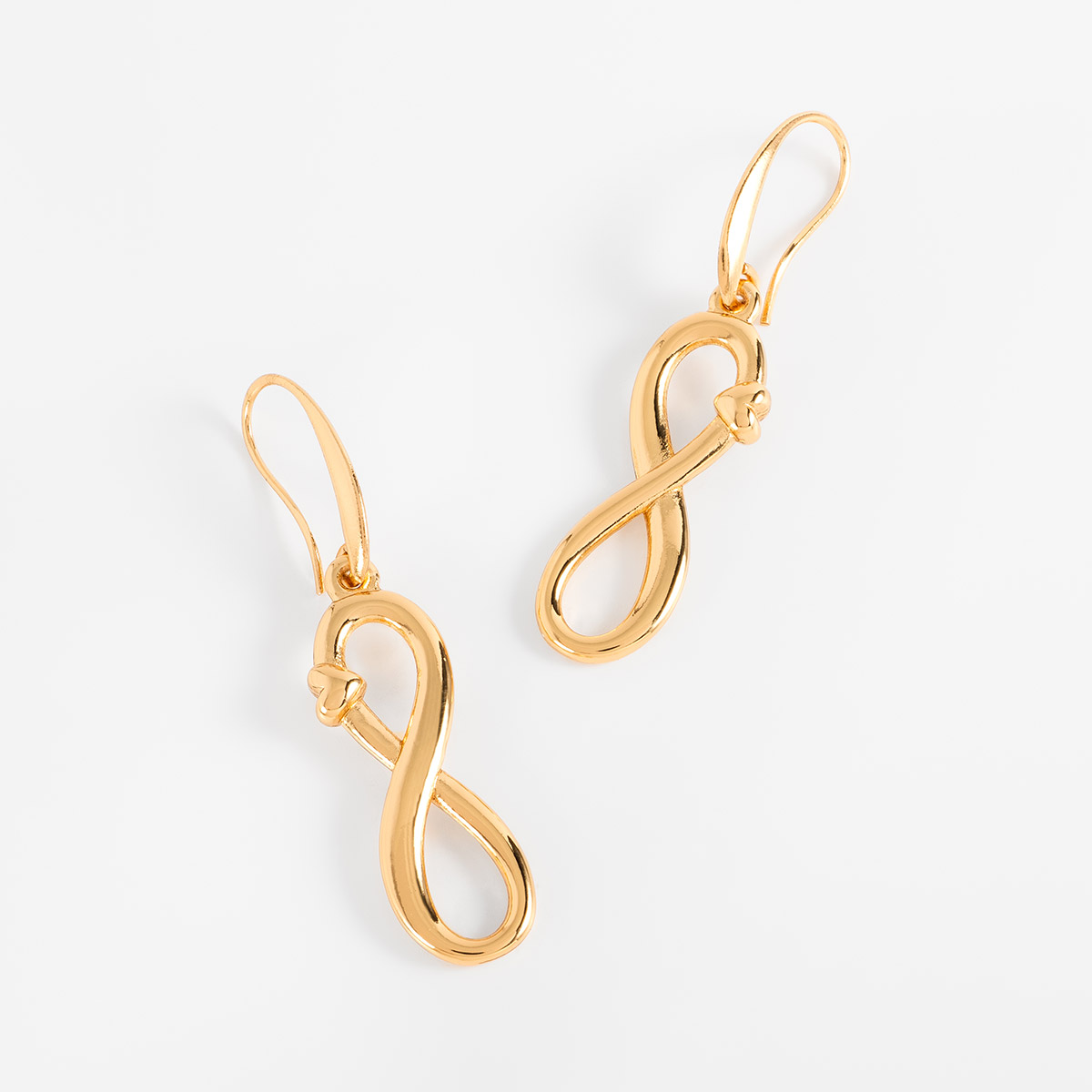 Aretes en baño de oro con símbolo infinito y detalle pulido