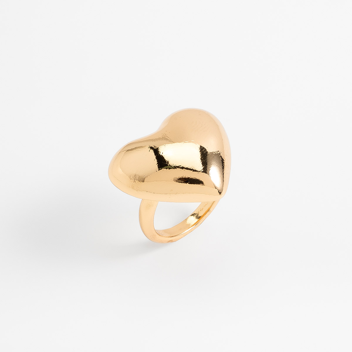 Anillo en baño de oro con diseño de corazón contemporáneo