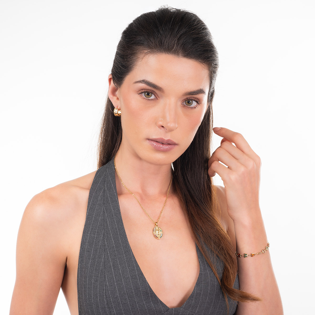 Collar dorado con medalla