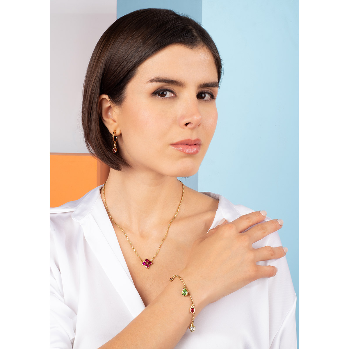 Collar con dije de corazones fucsia y baño de oro