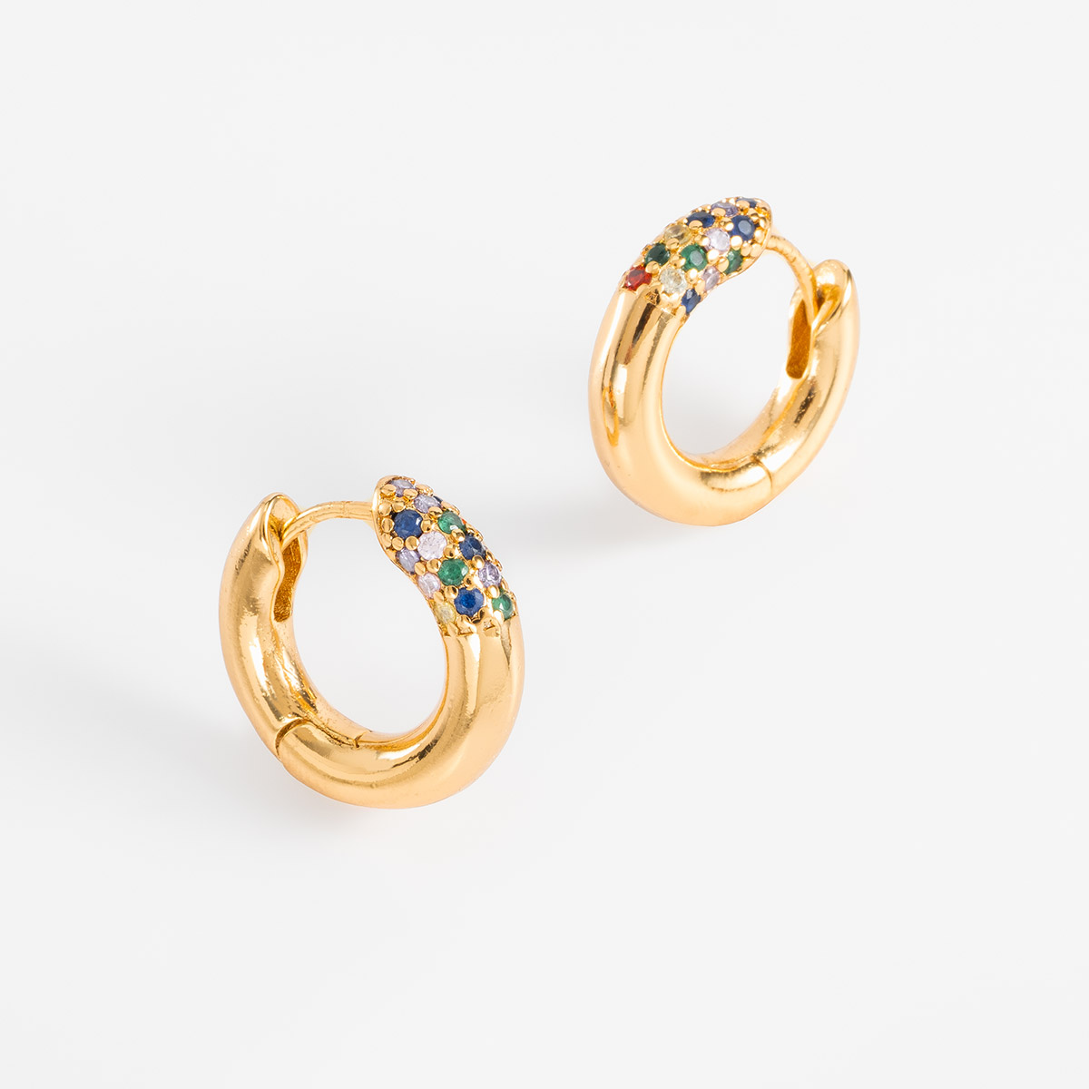 Aros dorados con piedras de colores