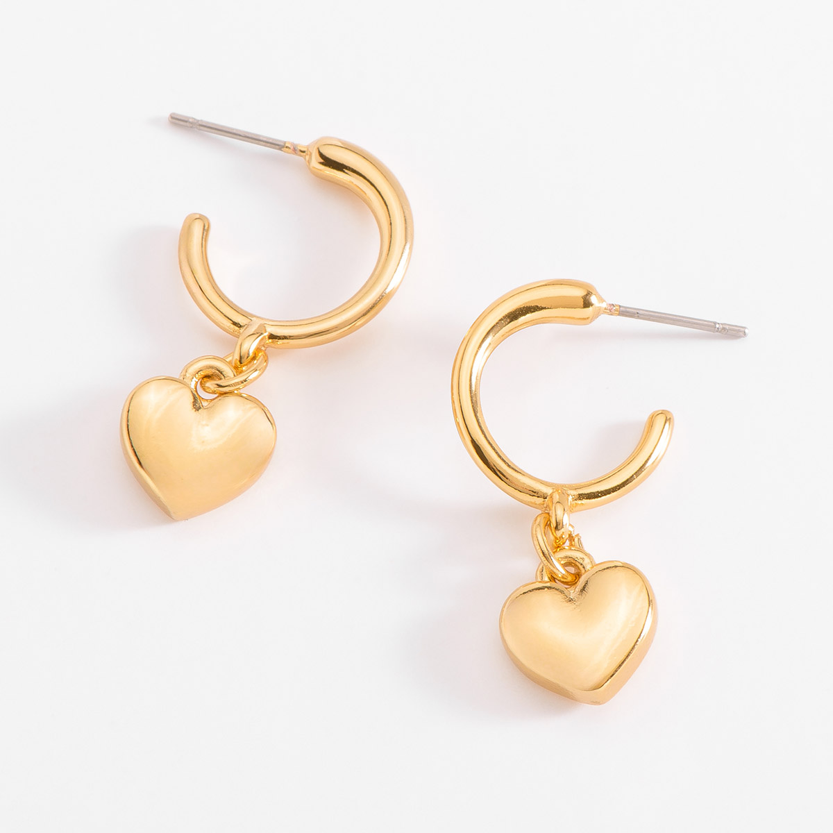 Aretes de oro 18k diseño medialuna con colgante corazón