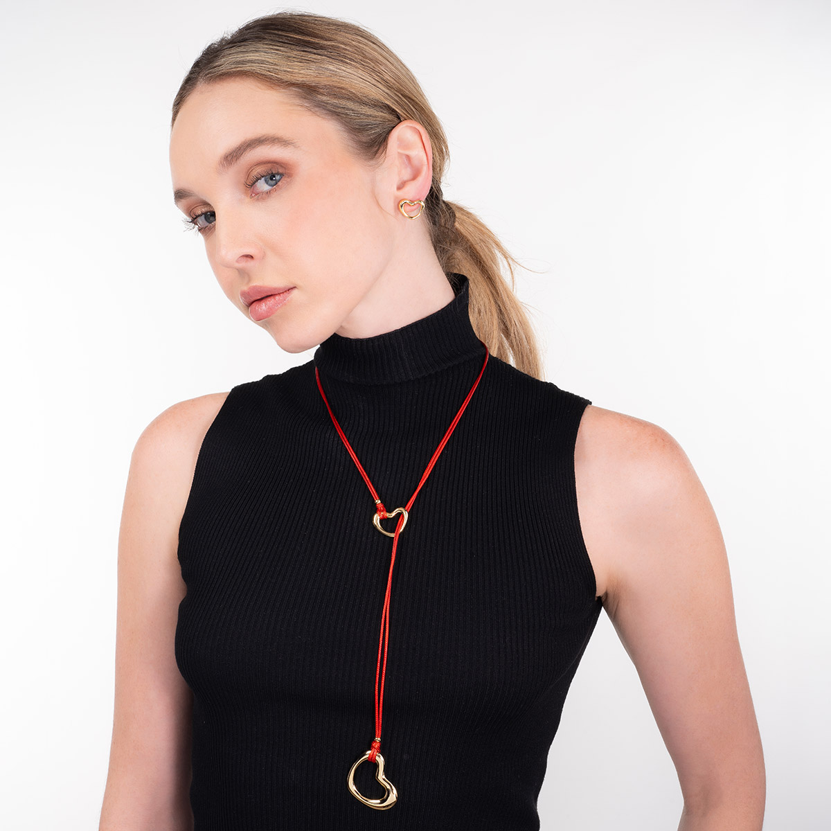 Aretes en baño de oro con diseño de corazón calado orgánico