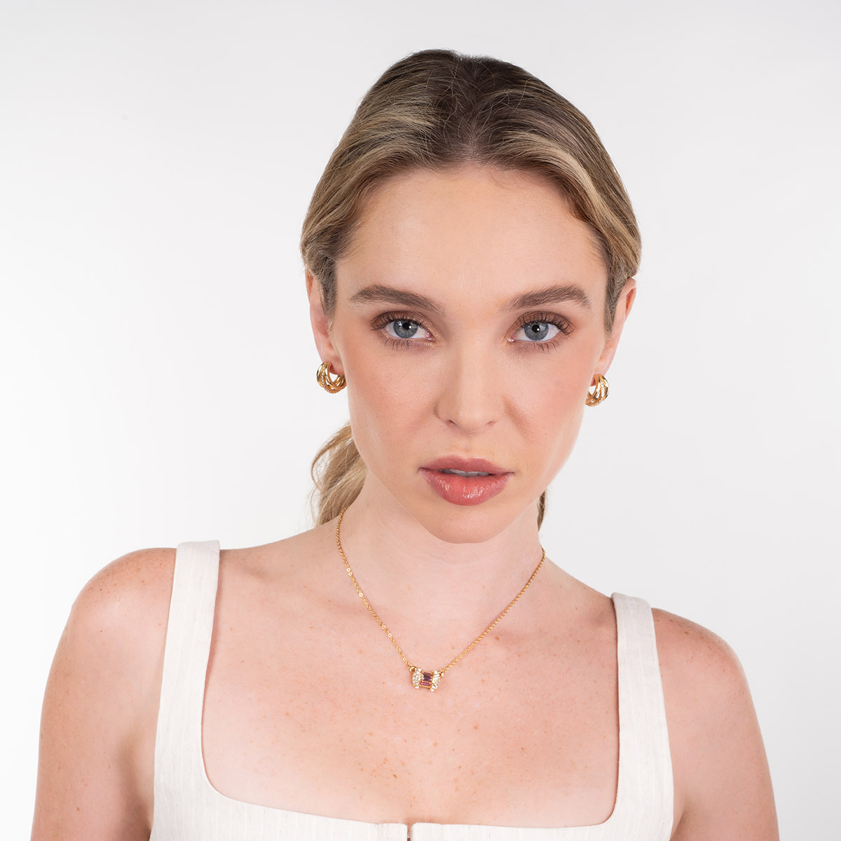 Aretes en baño de oro diseño triple aro y piedras brillante