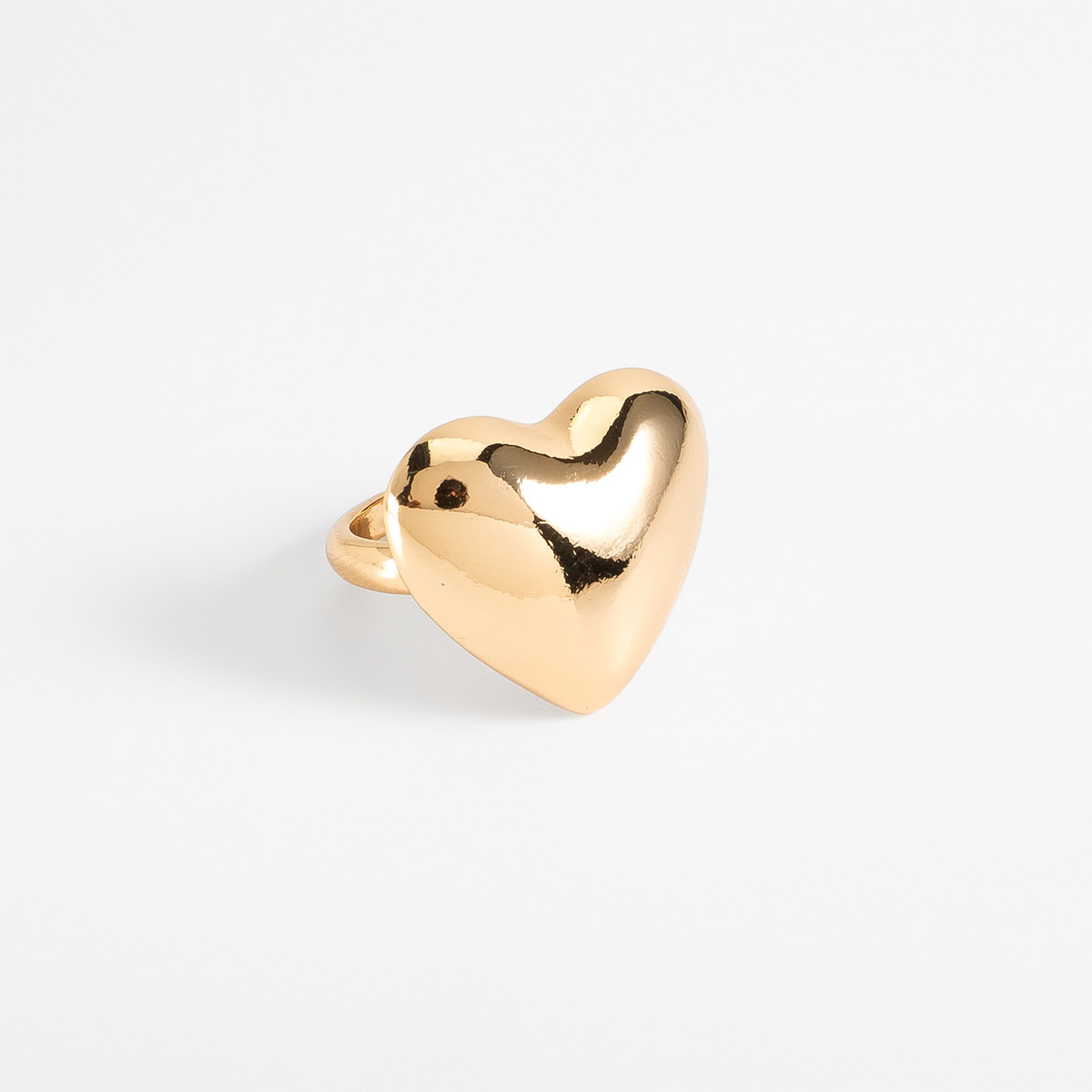 Anillo en baño de oro con diseño de corazón contemporáneo