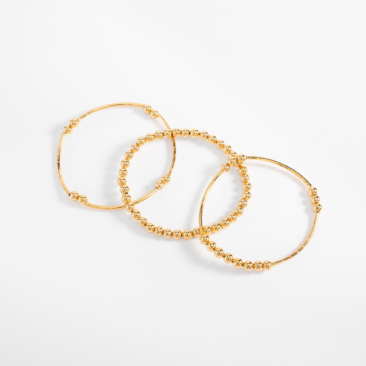 Pulseras doradas con cuentas