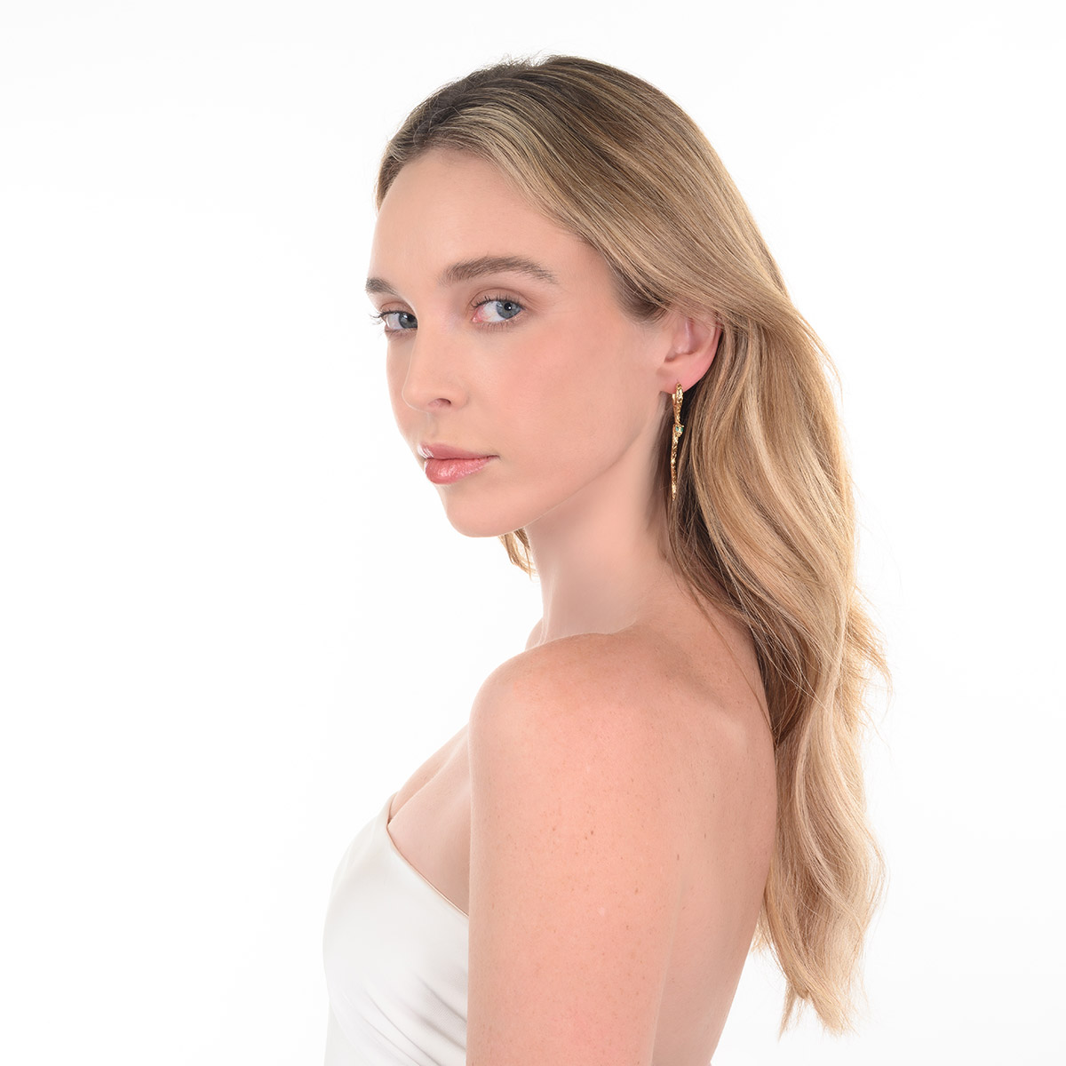 Aretes en baño de oro diseño serpiente con piedra esmeralda