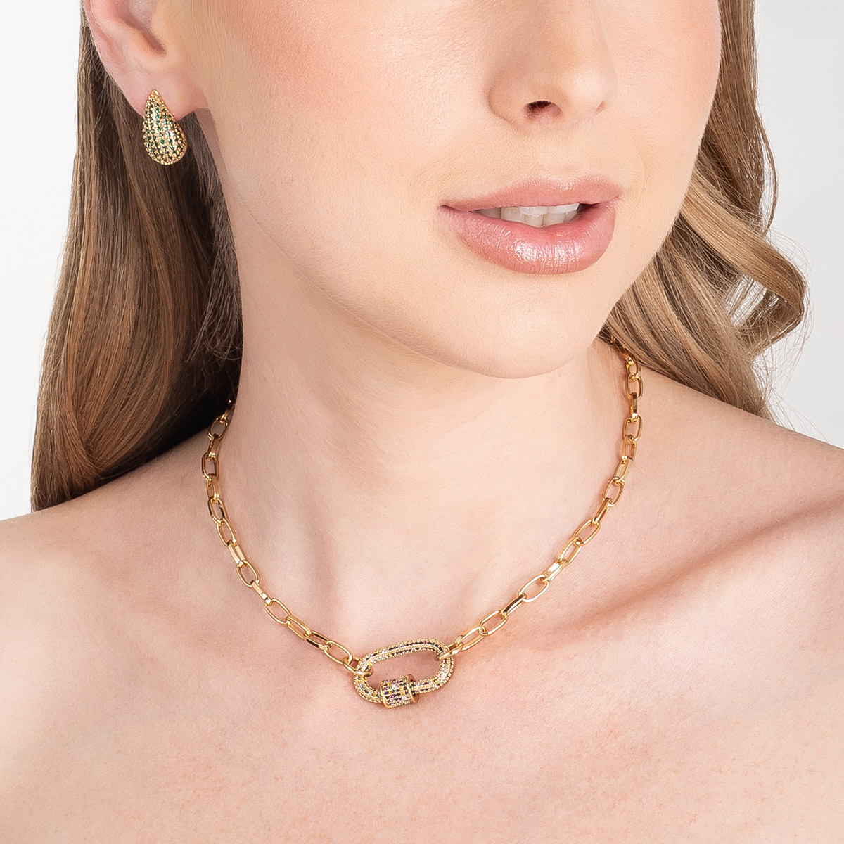 Aretes en baño de oro forma gota piedras toque brillante