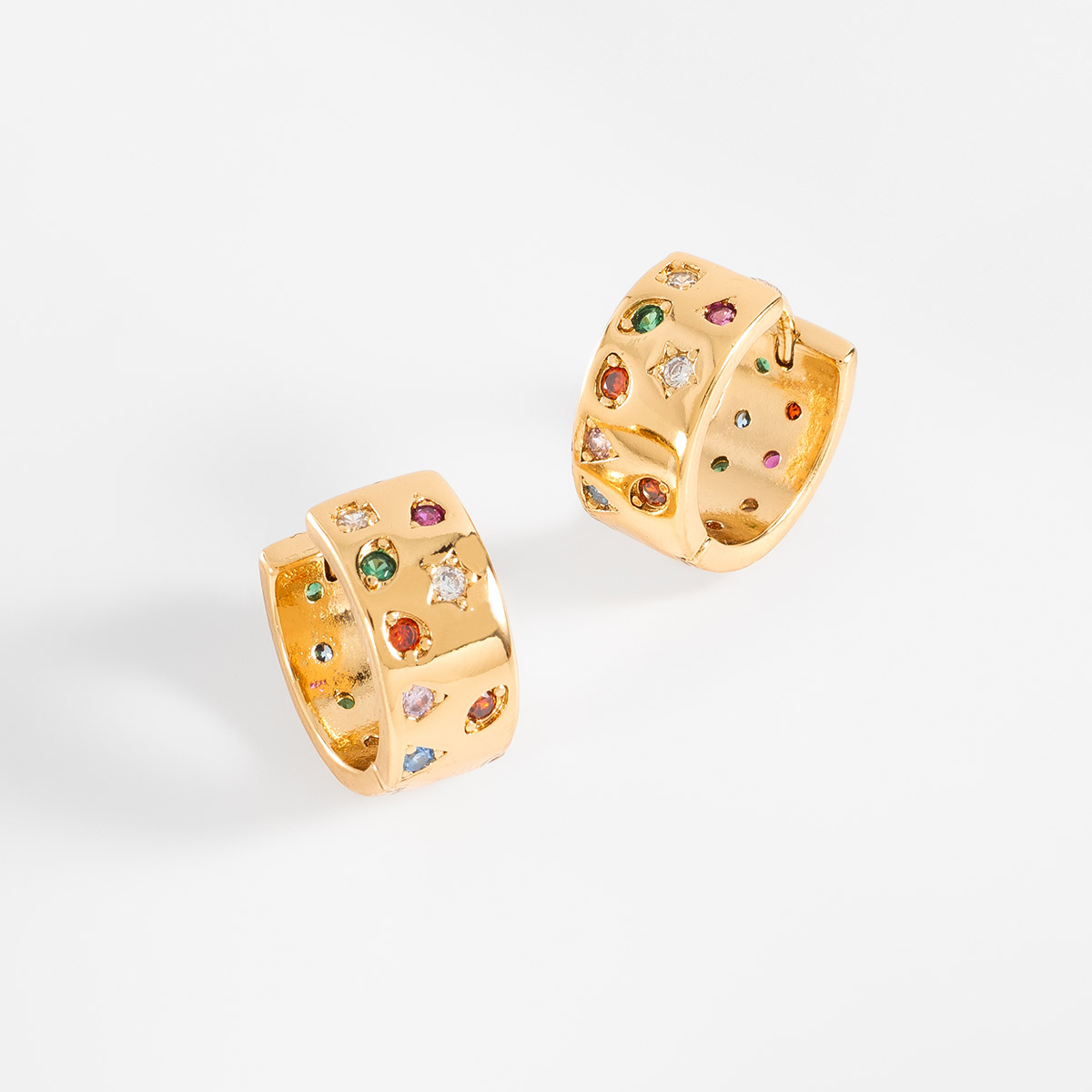 Aretes en baño de oro diseño huggies con piedras multicolor