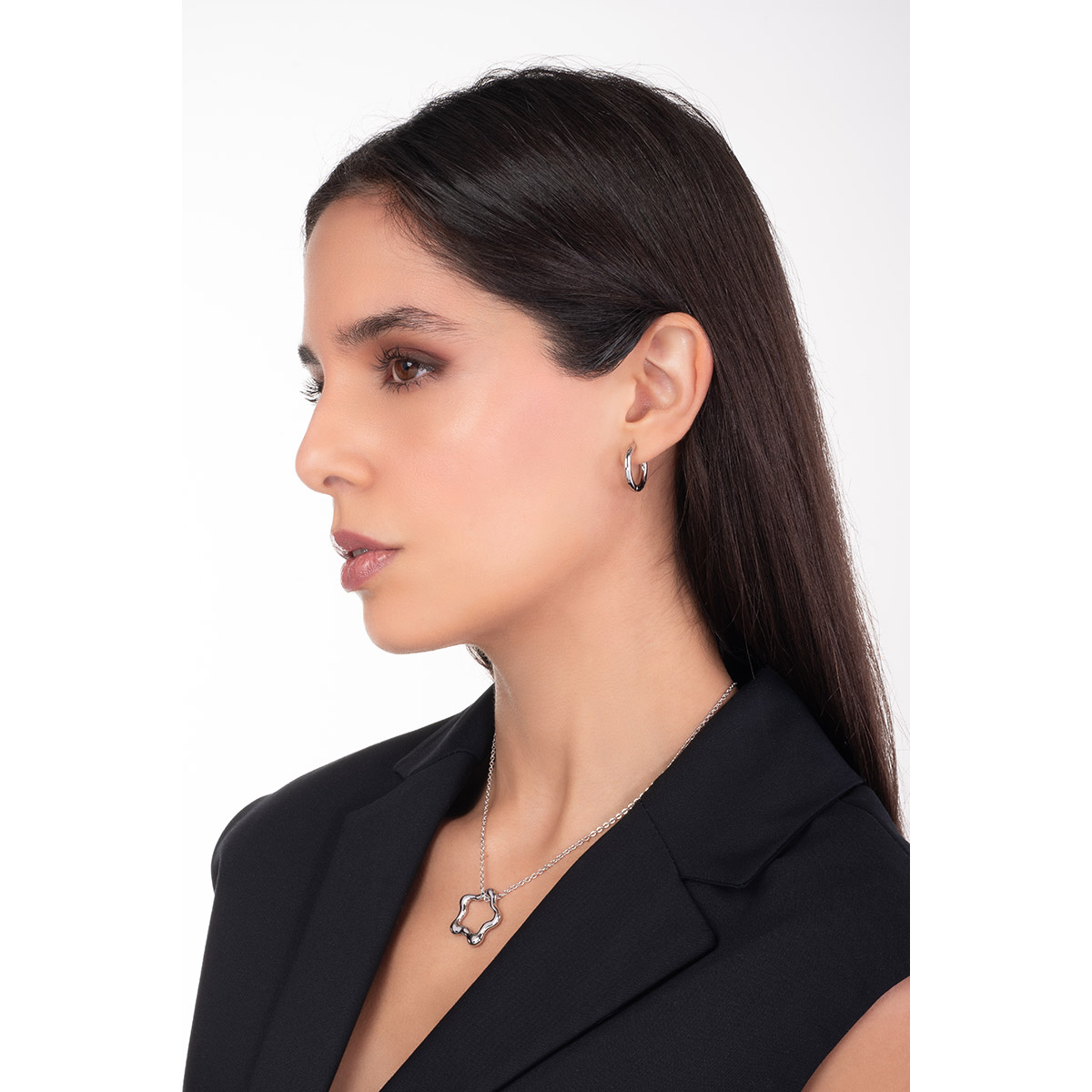 Aretes en baño de rodio diseño aro liso redondeado moderno