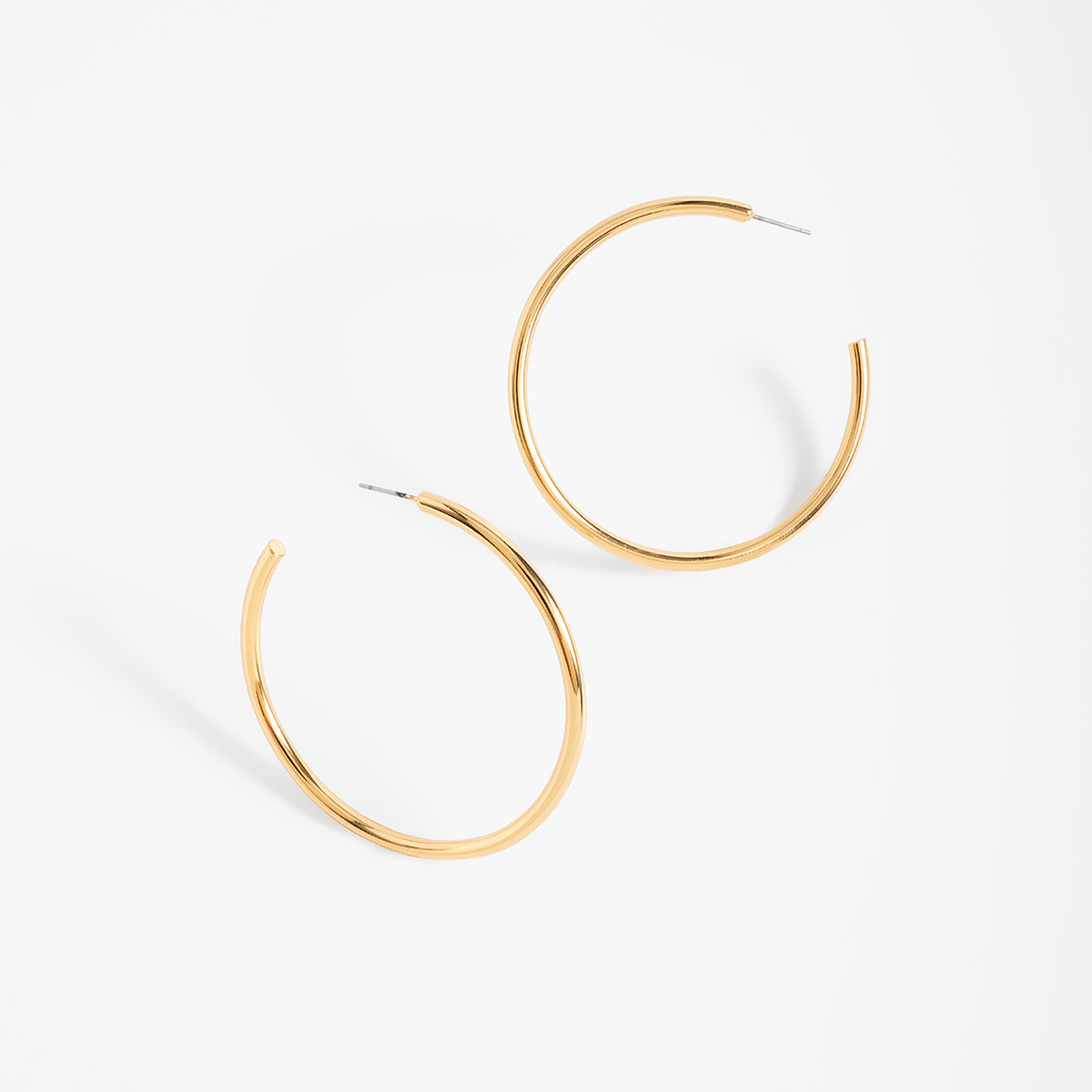 Aretes en baño de oro diseño aro clásico y pulido