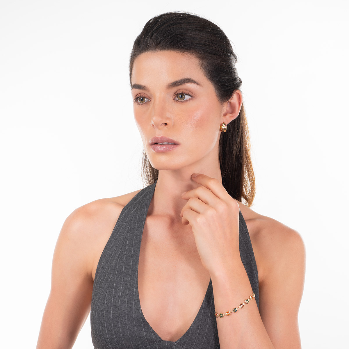 Aretes en baño de oro diseño huggies con piedras multicolor