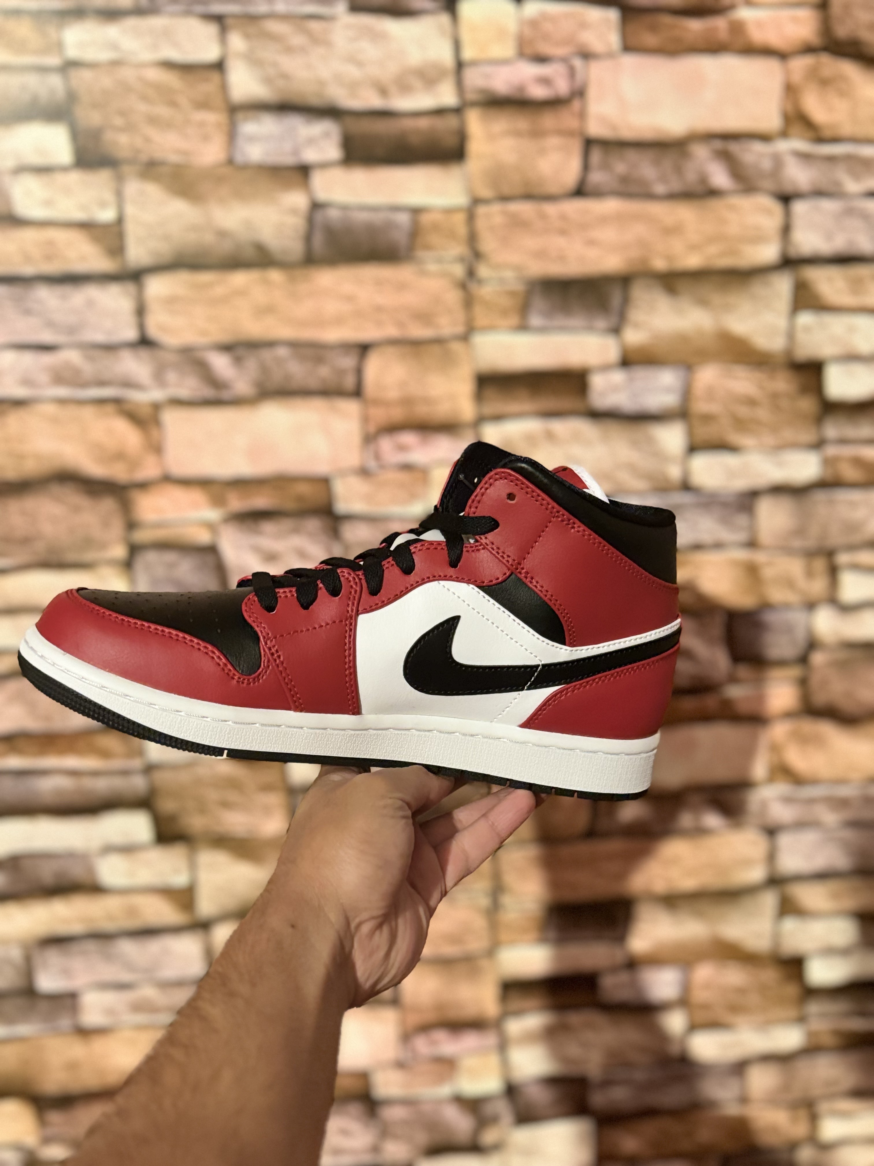 Air Jordan 1 Mid 'Chicago Black Toe'
