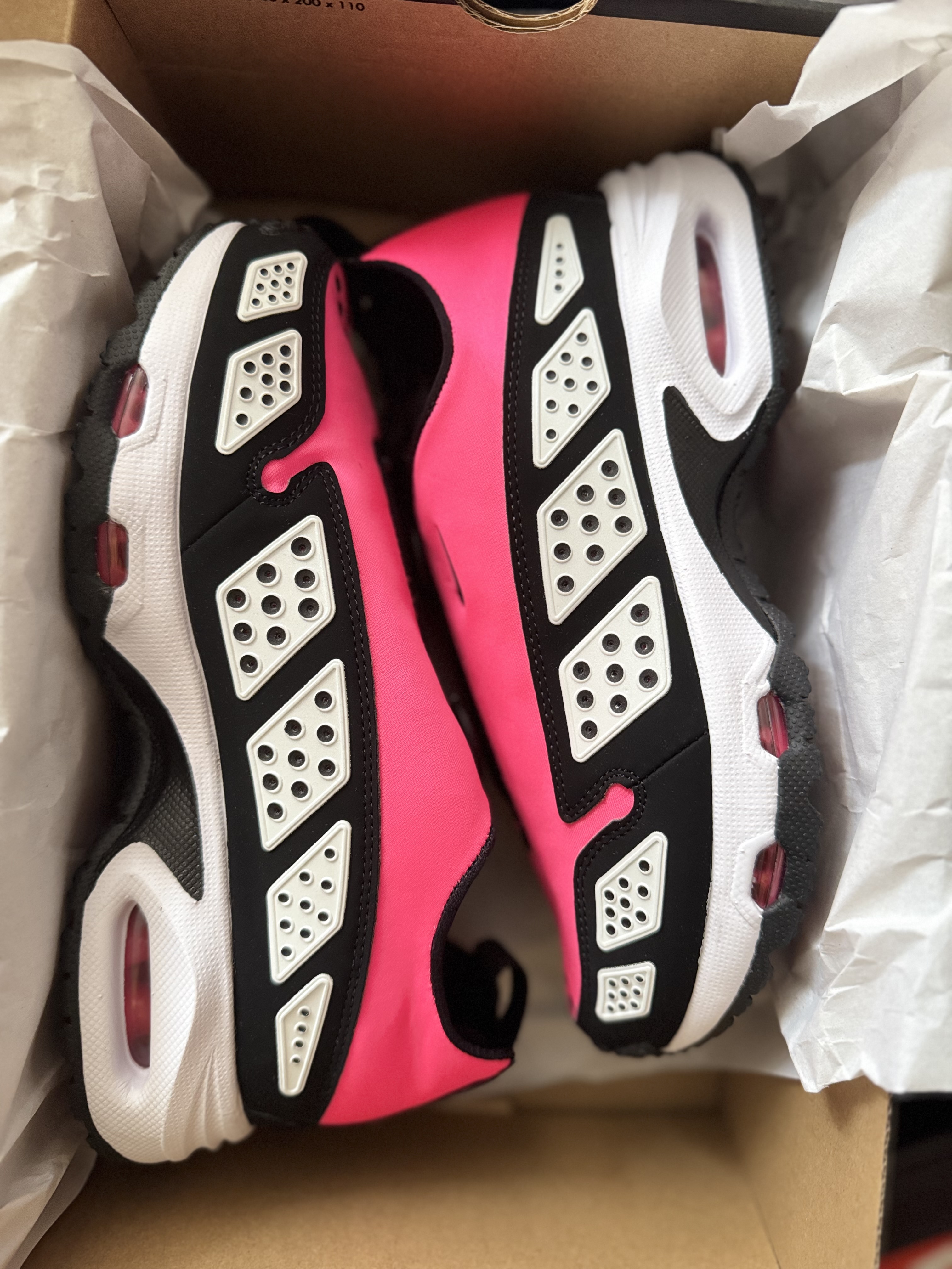 Nike Air Max SNDR Highlighter Pink