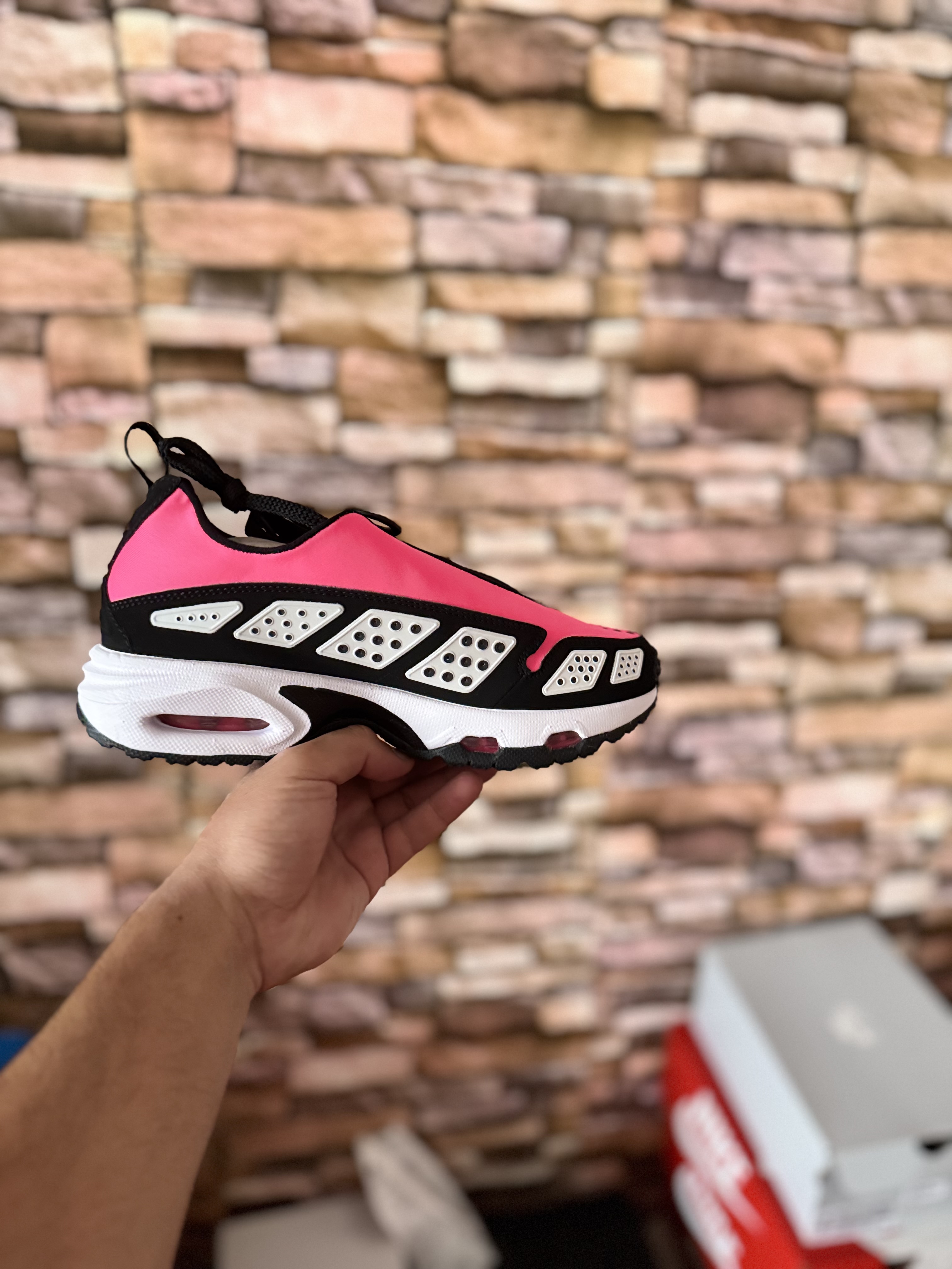 Nike Air Max SNDR Highlighter Pink