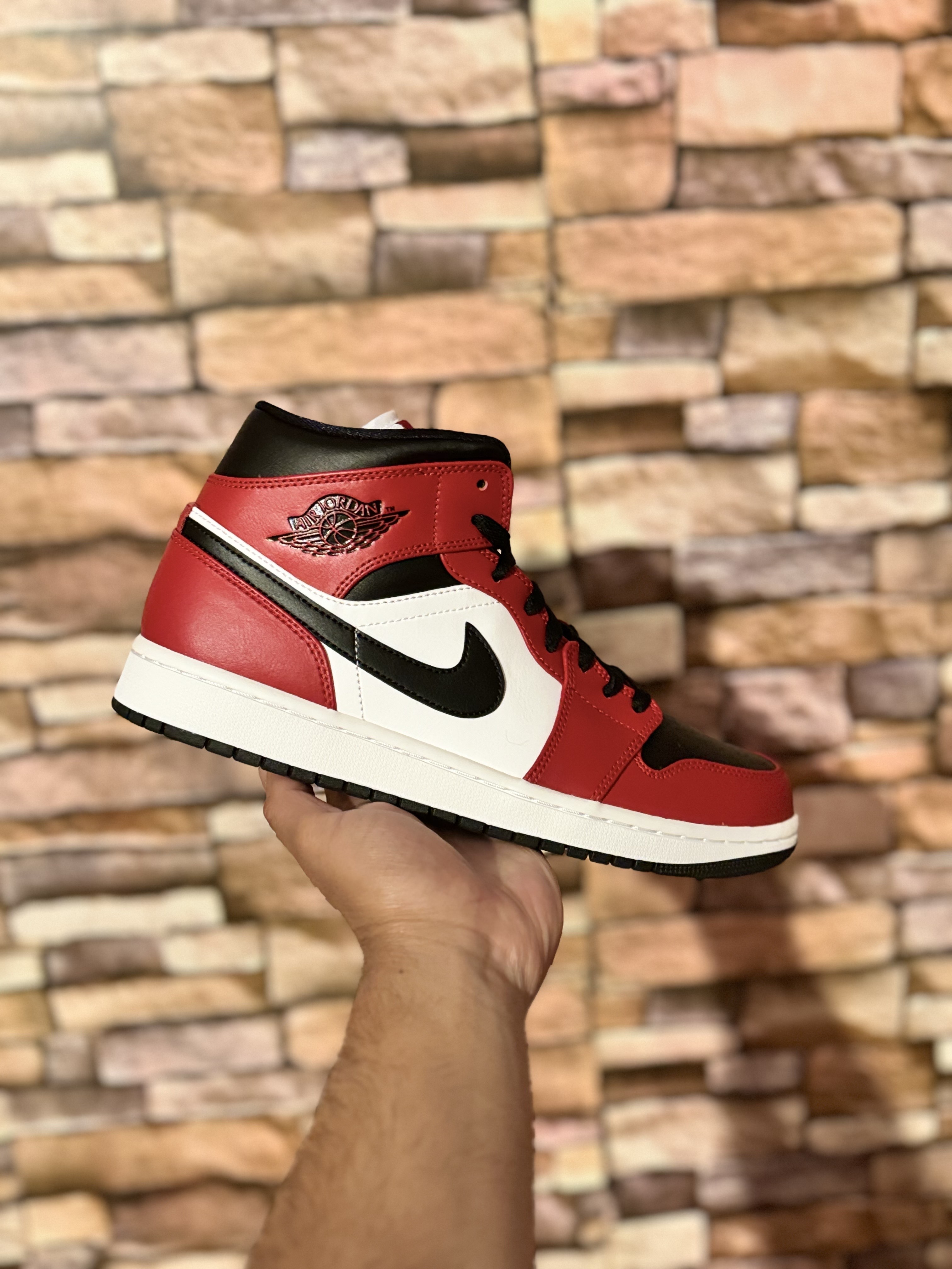 Air Jordan 1 Mid 'Chicago Black Toe'