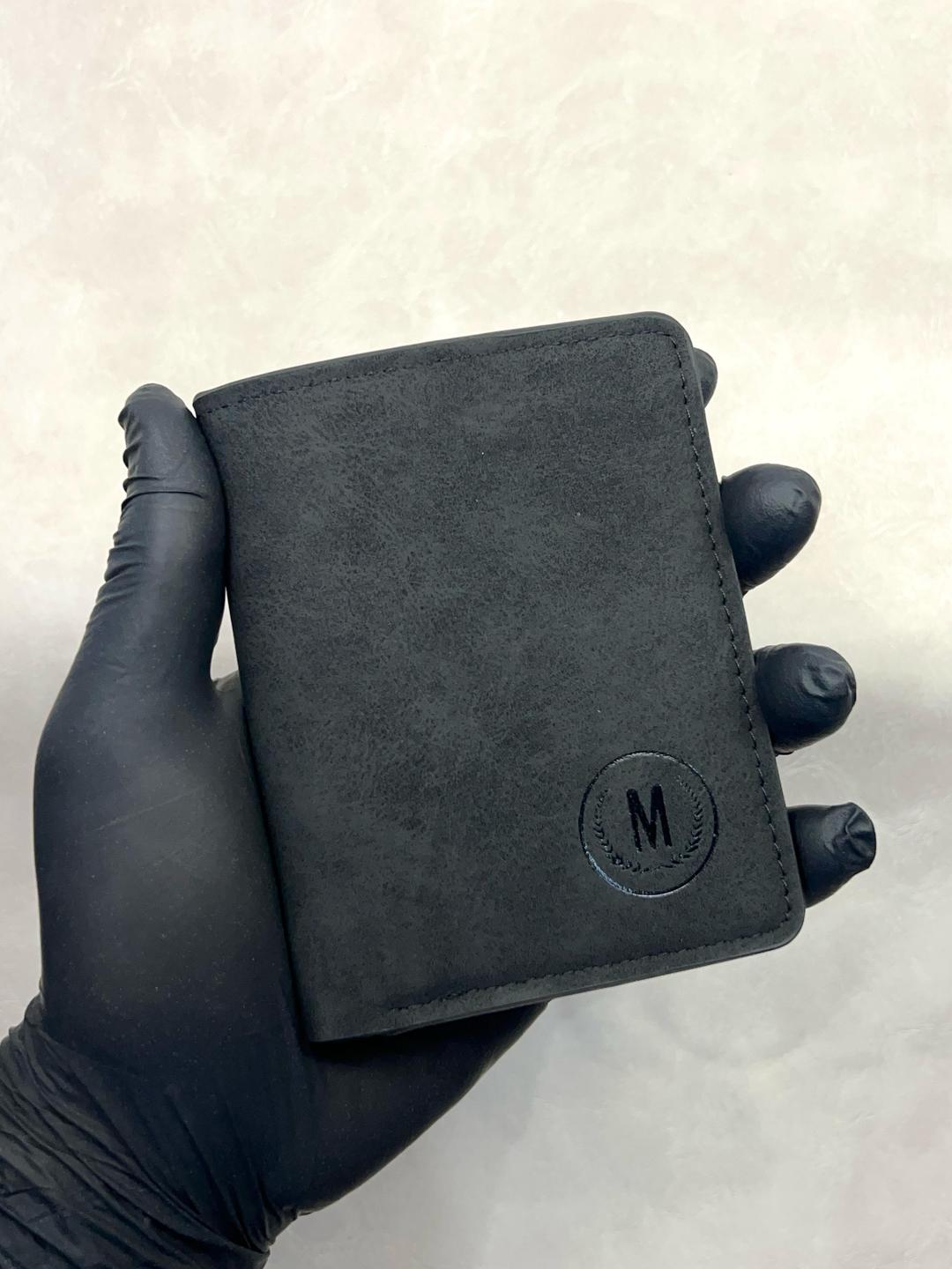 Stylish men's leather Bi fold wallet