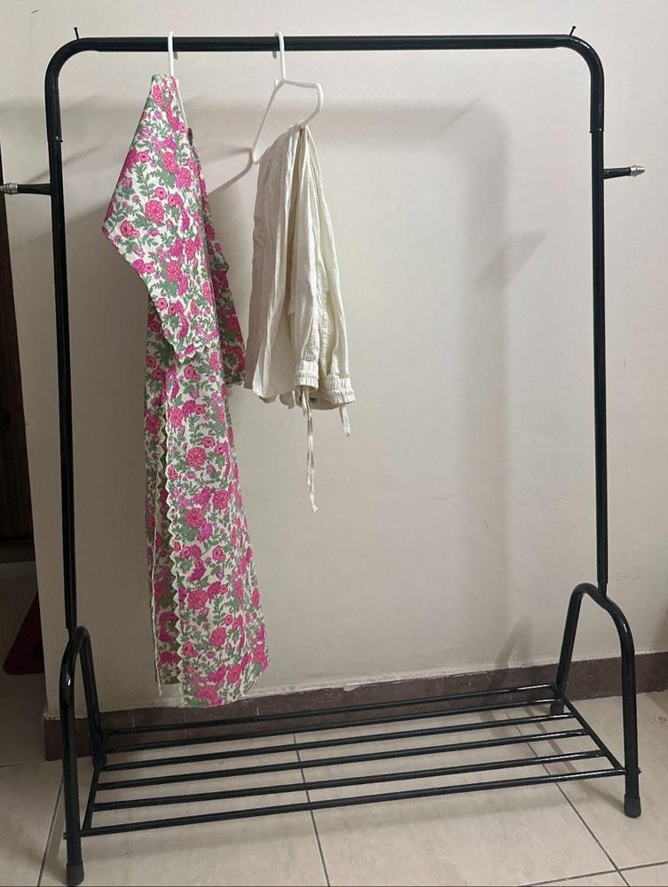 Foldable boutique clothing hanger
