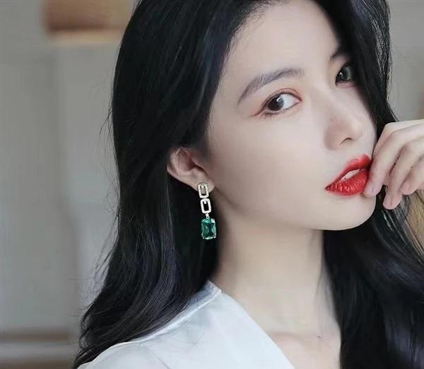Elegant Emerald Drop Earrings