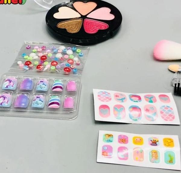 Girl's Plastic Toy Makeup Kit
