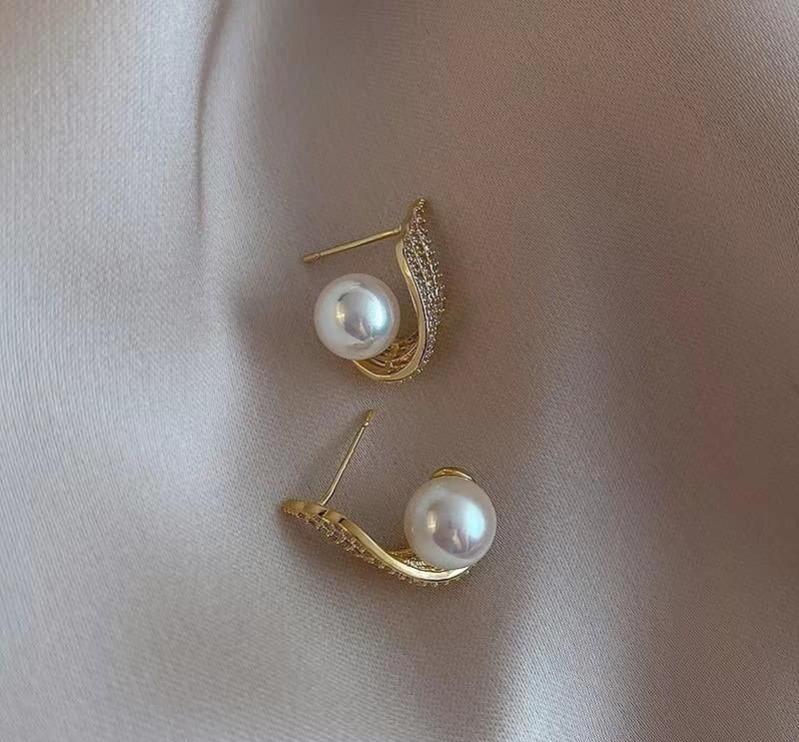 Elegant Pearl and Gold Earrings
