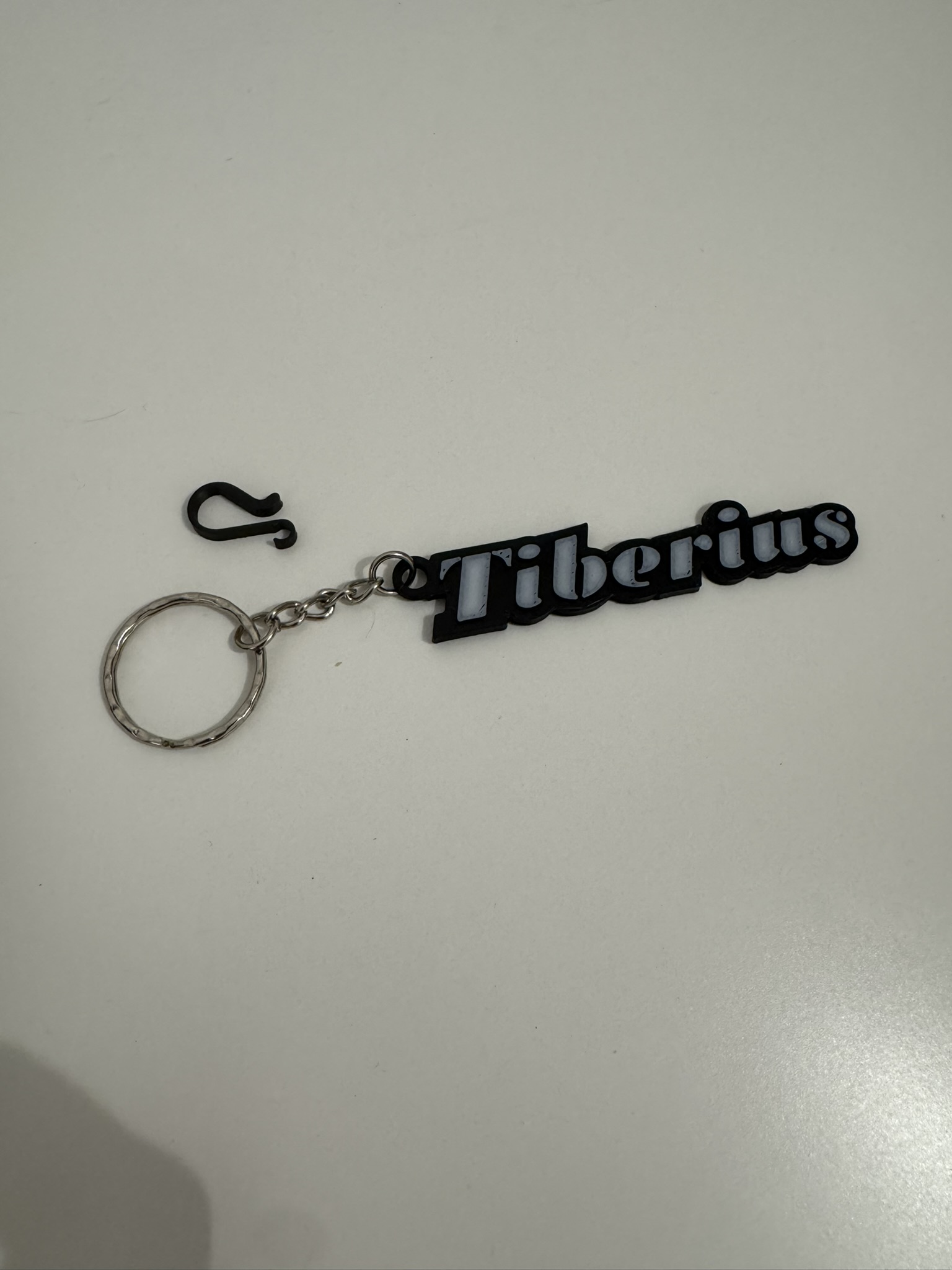 Marcasitio Personalizado 2 en 1 – ¡También es un llavero!