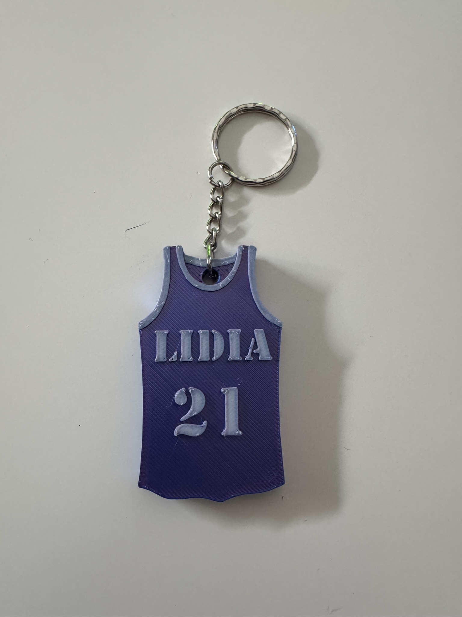 Llavero de camiseta de fútbol y balancesto