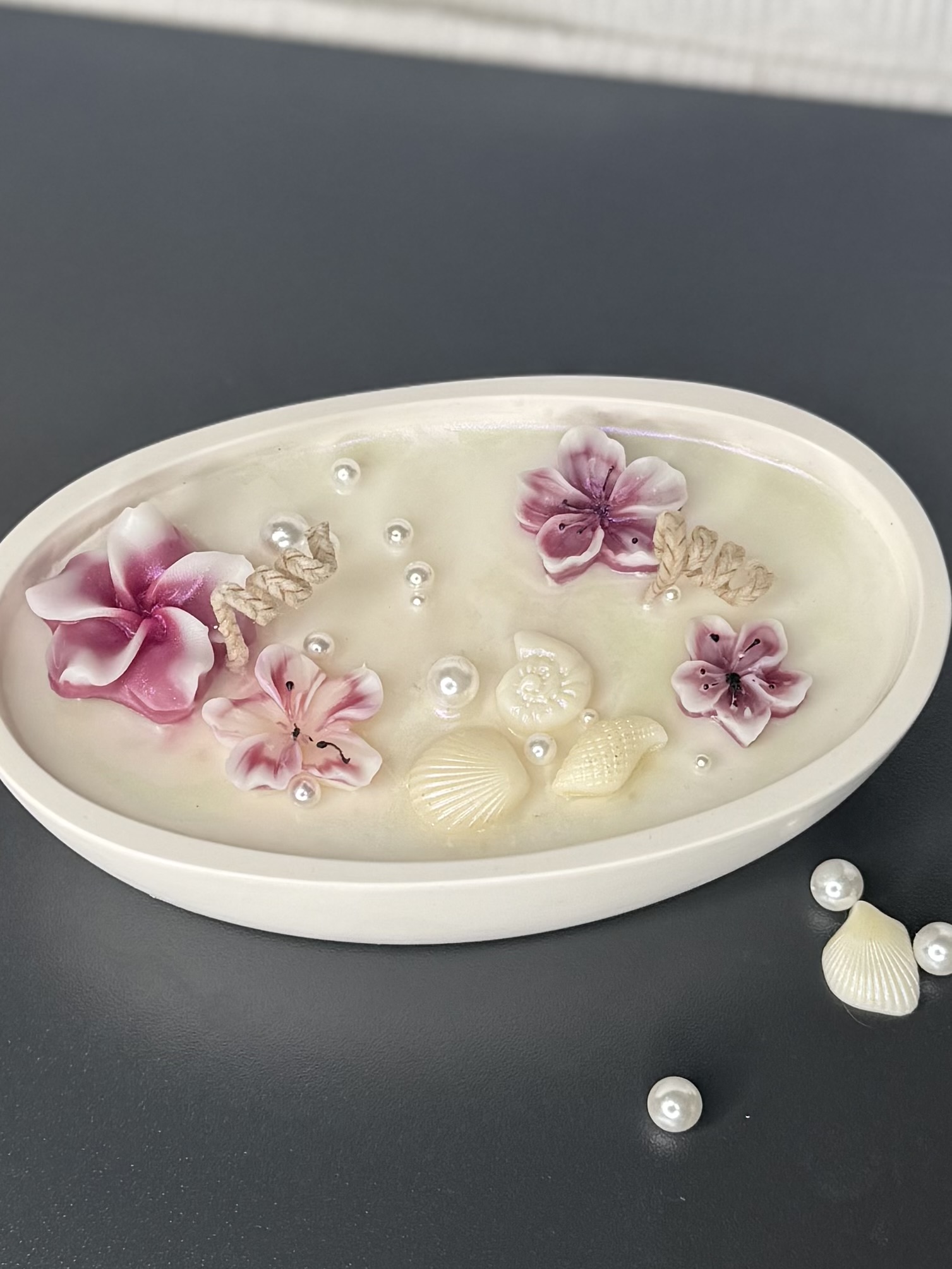 "AlohaBloom" Behälterkerze verziehrt mit Blüten, Muscheln & Perlen  