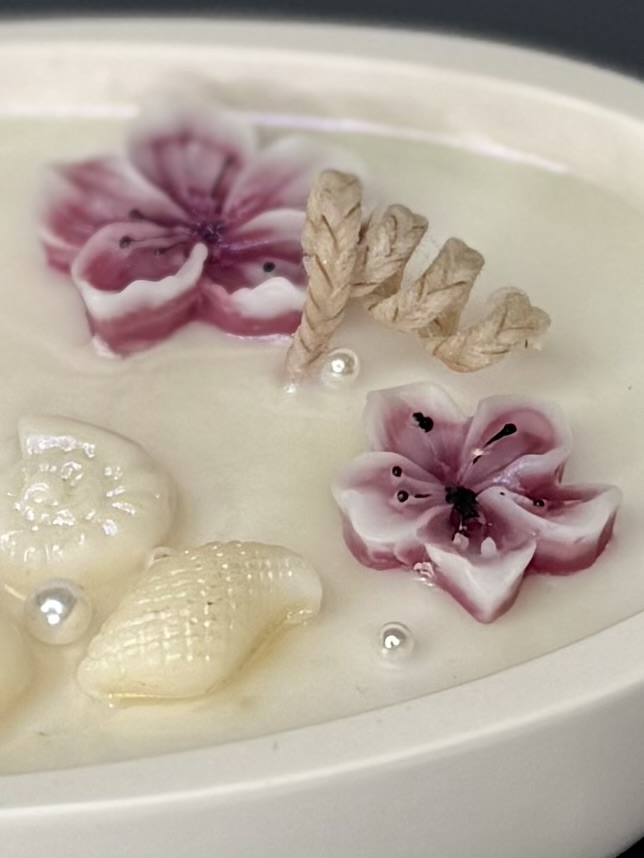 "AlohaBloom" Behälterkerze verziehrt mit Blüten, Muscheln & Perlen  