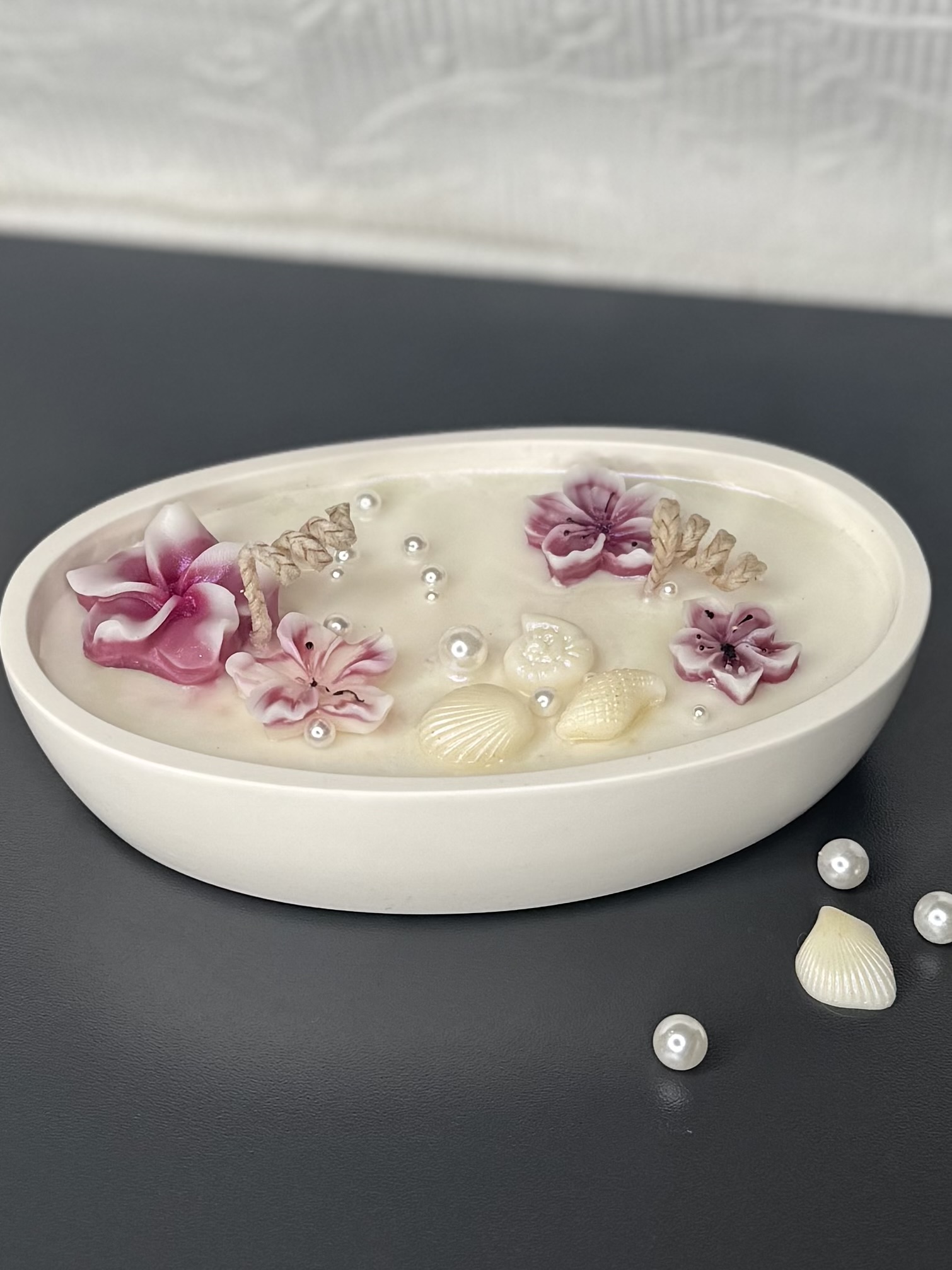 "AlohaBloom" Behälterkerze verziehrt mit Blüten, Muscheln & Perlen