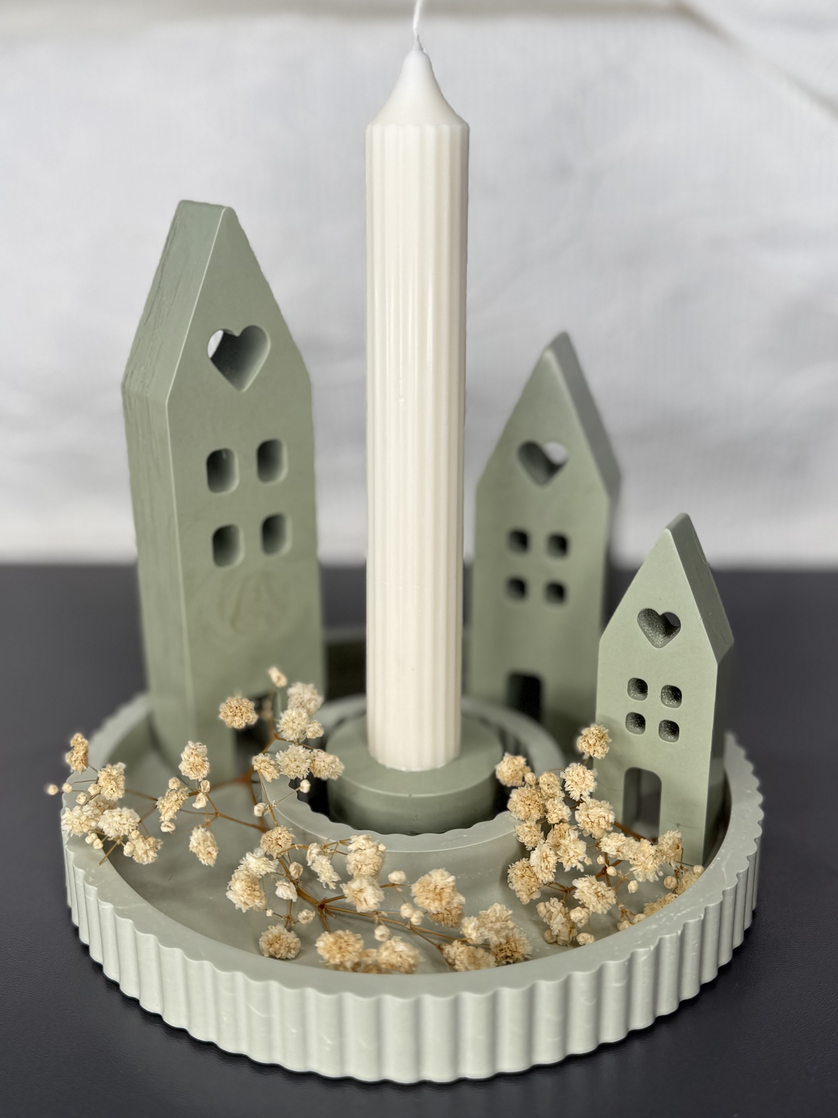 Home-Series Tablett mit Häusern, Kerzenhalter und Blumendeko