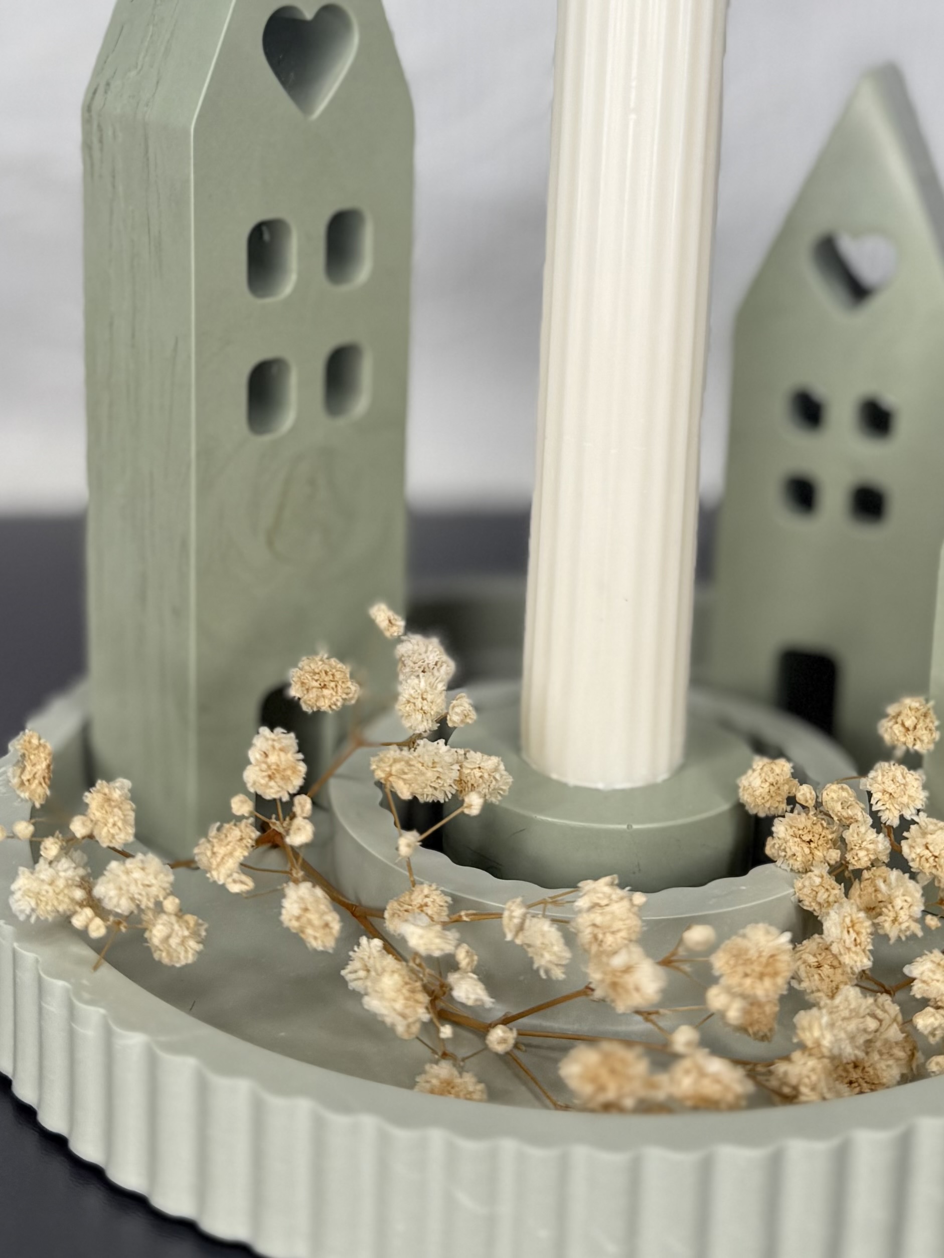 Home-Series Tablett mit Häusern, Kerzenhalter und Blumendeko