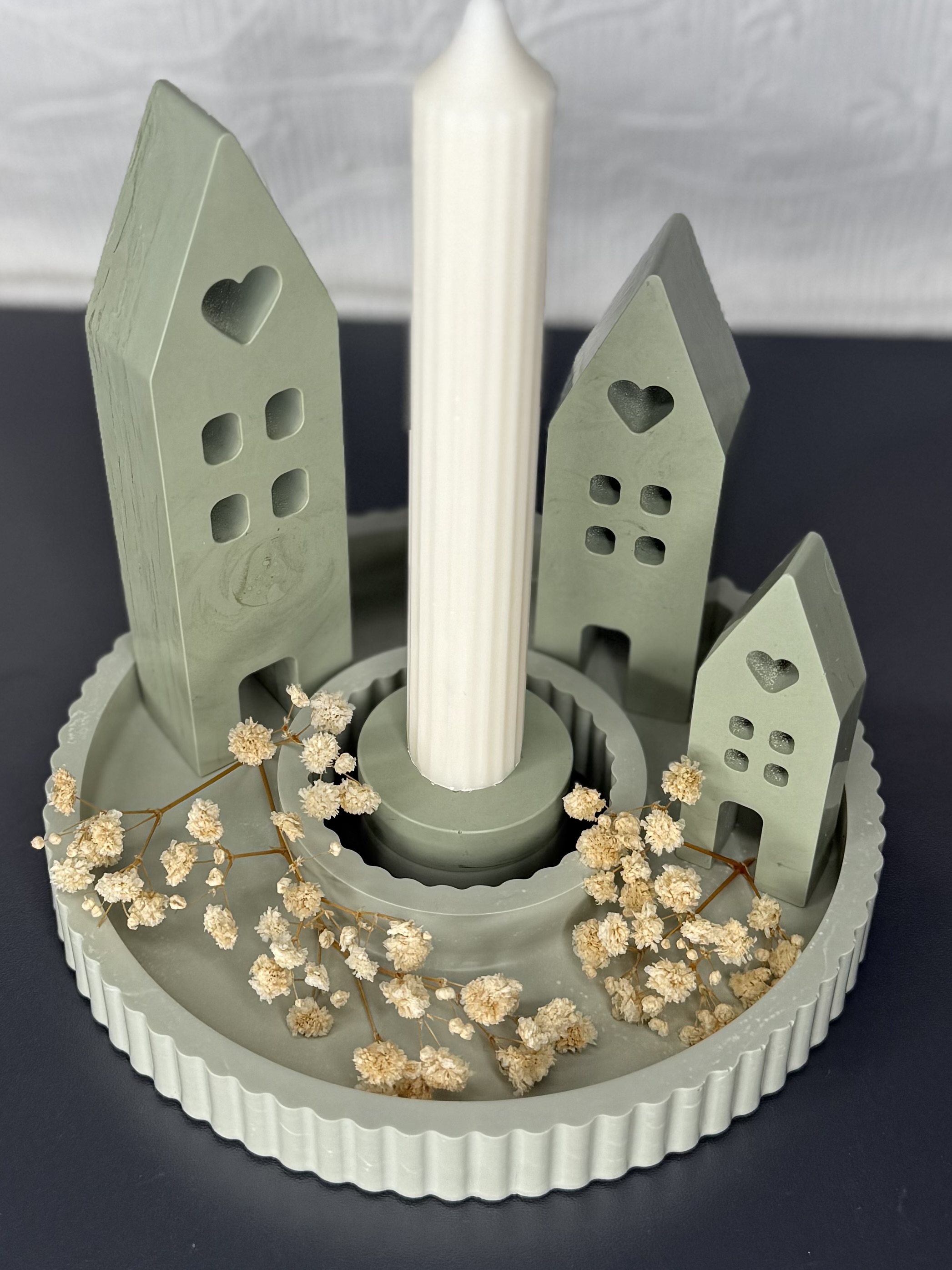 Home-Series Tablett mit Häusern, Kerzenhalter und Blumendeko