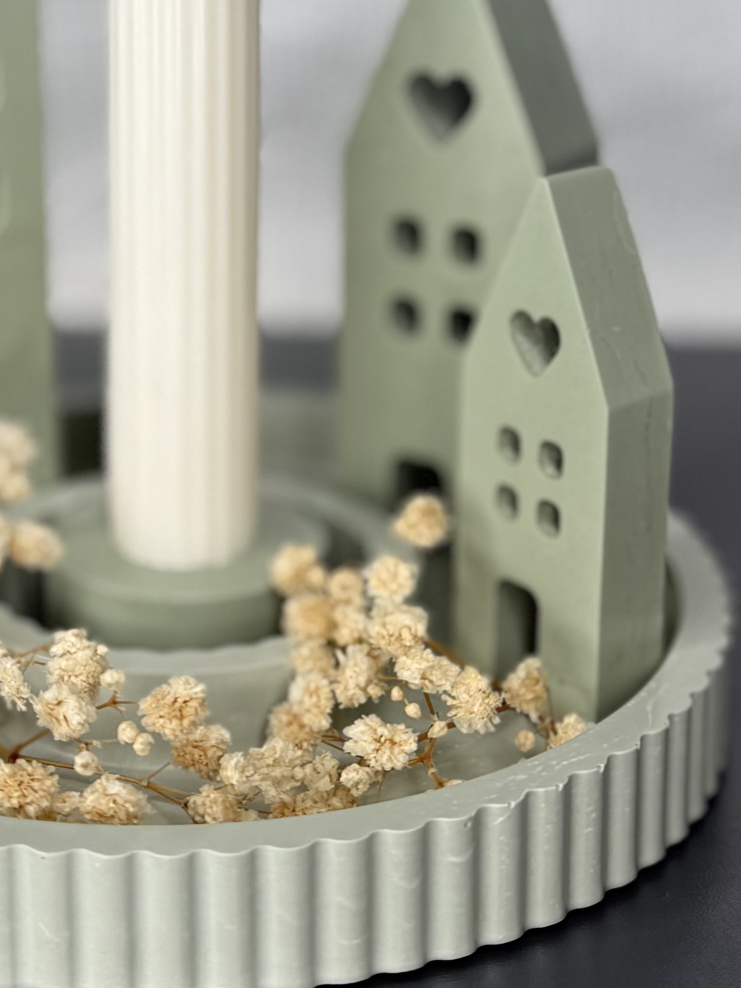 Home-Series Tablett mit Häusern, Kerzenhalter und Blumendeko