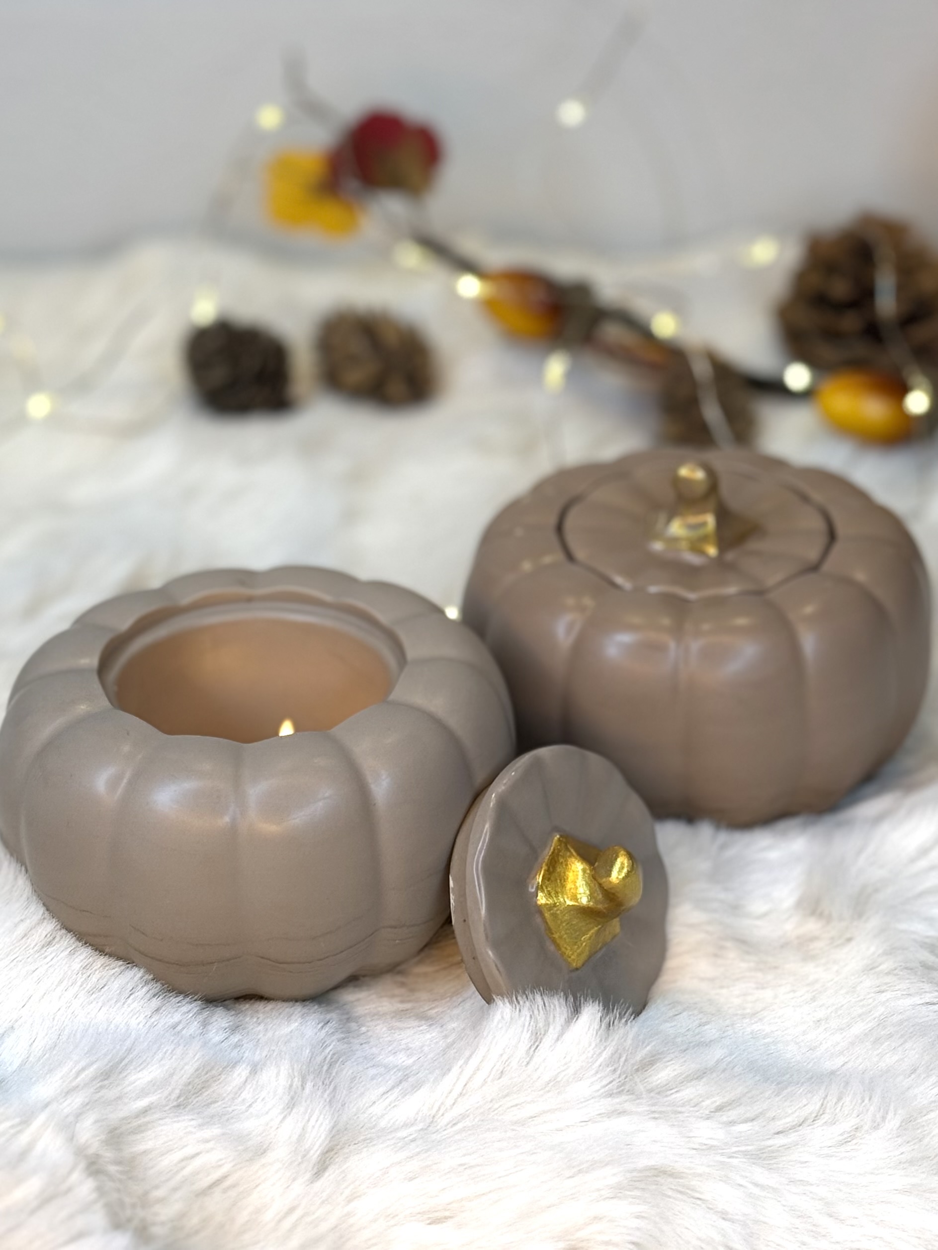 Kürbis Teelichthalter mit handbemalten Goldakzent 