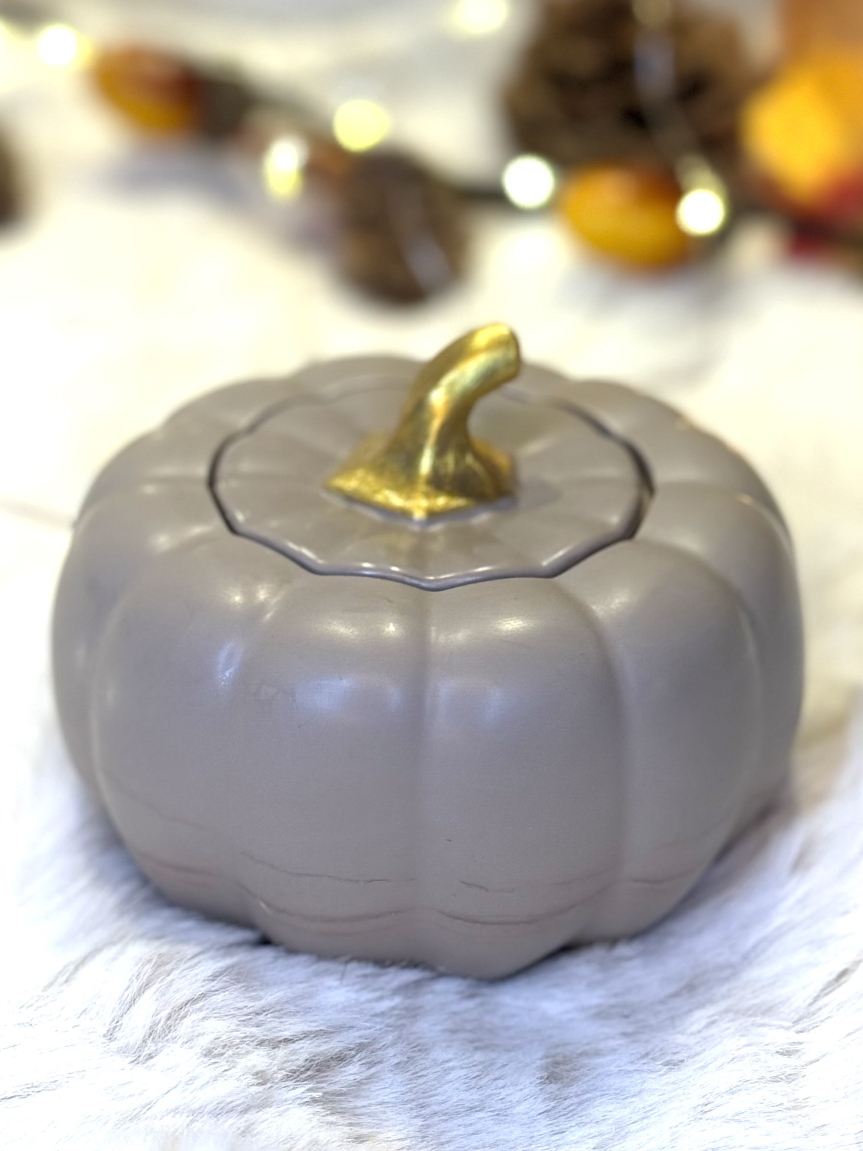 Kürbis Teelichthalter mit handbemalten Goldakzent 