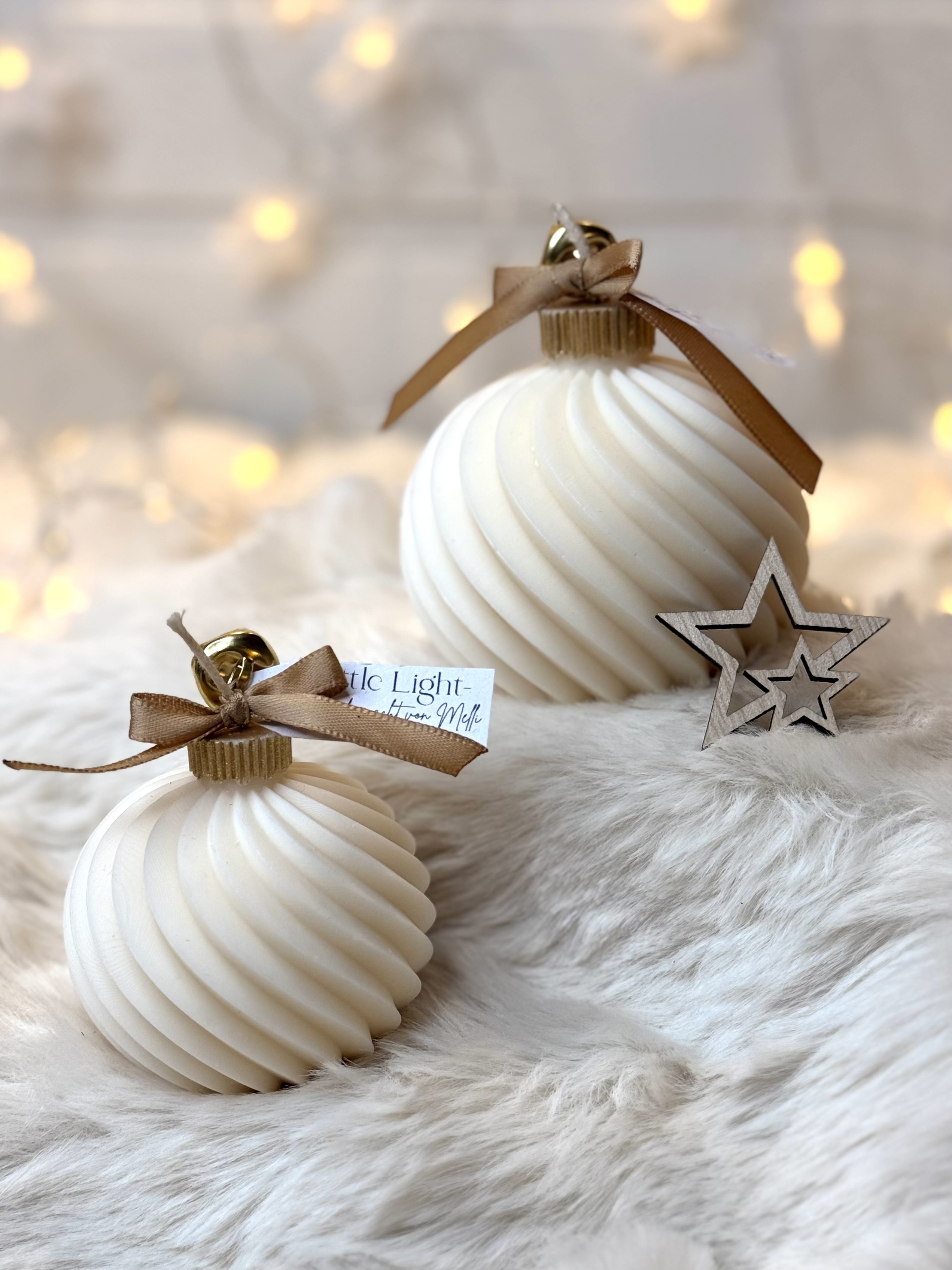 Christmaskugeln in zwei unterschiedlichen Größen 