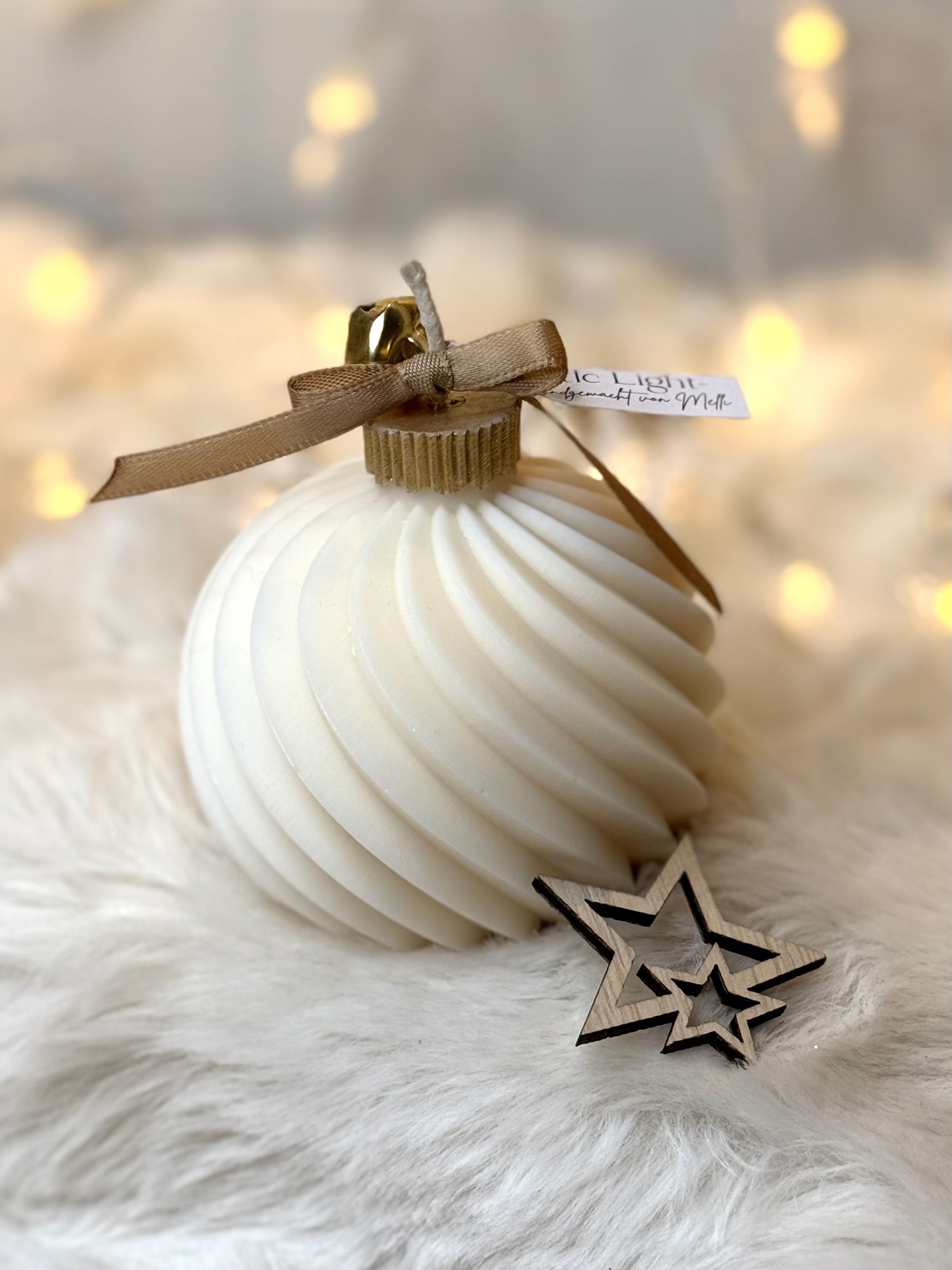 Christmaskugeln in zwei unterschiedlichen Größen 