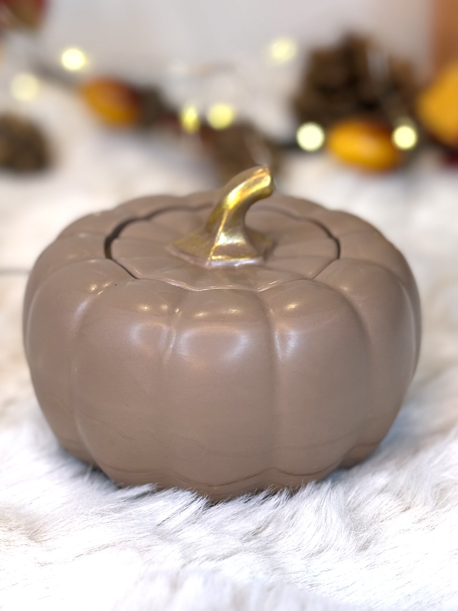 Kürbis Teelichthalter mit handbemalten Goldakzent 