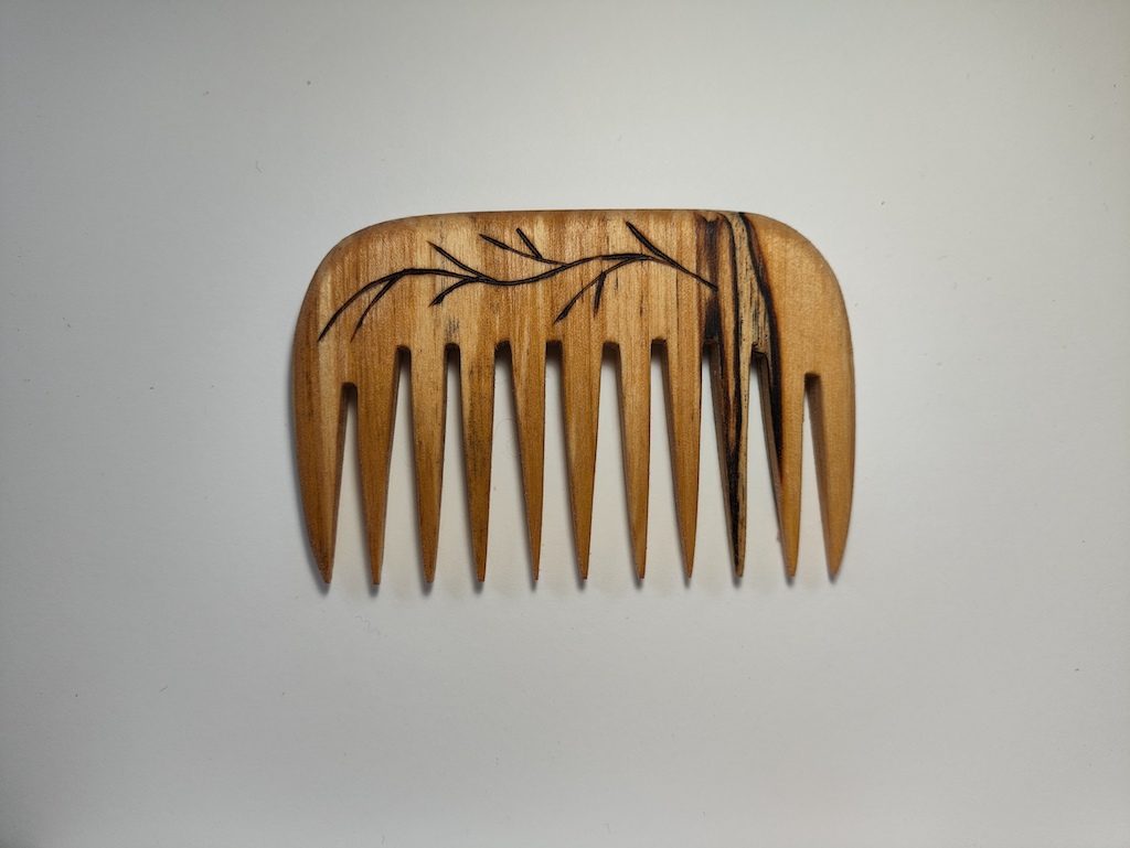 Medinės šukos su ornamentais (B1)