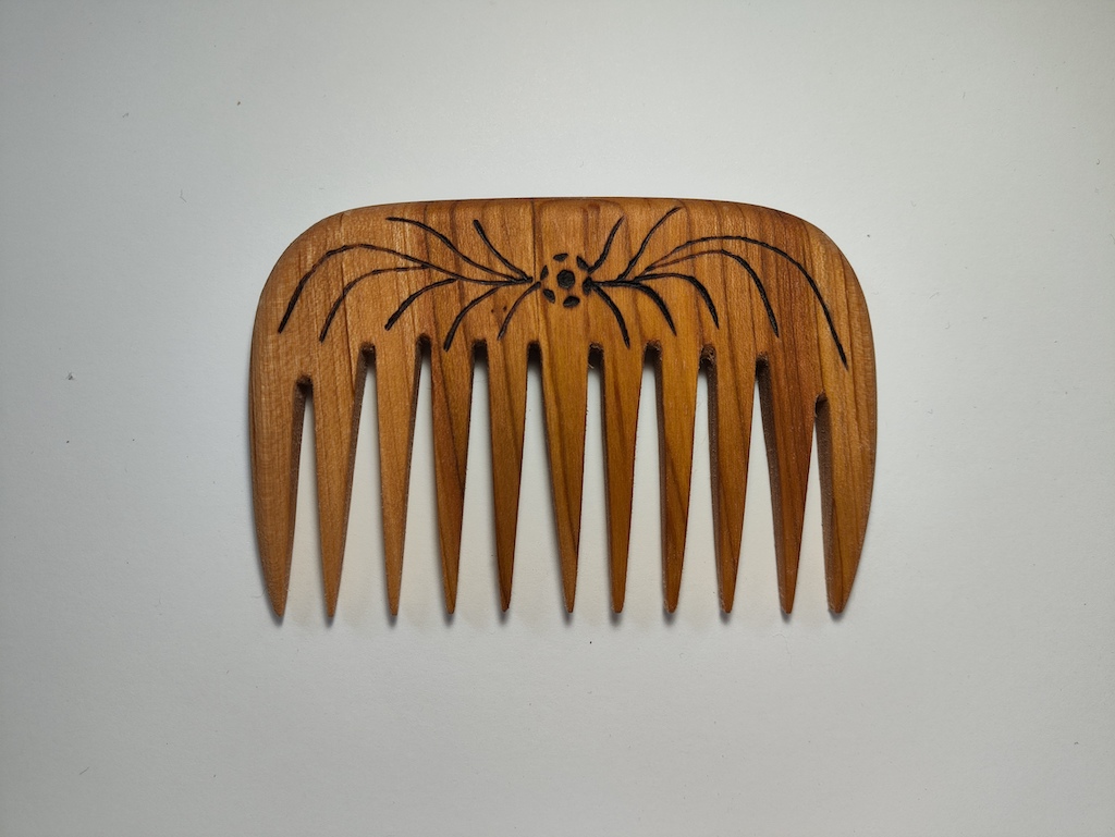 Medinis šukos su ornamentais (U5)