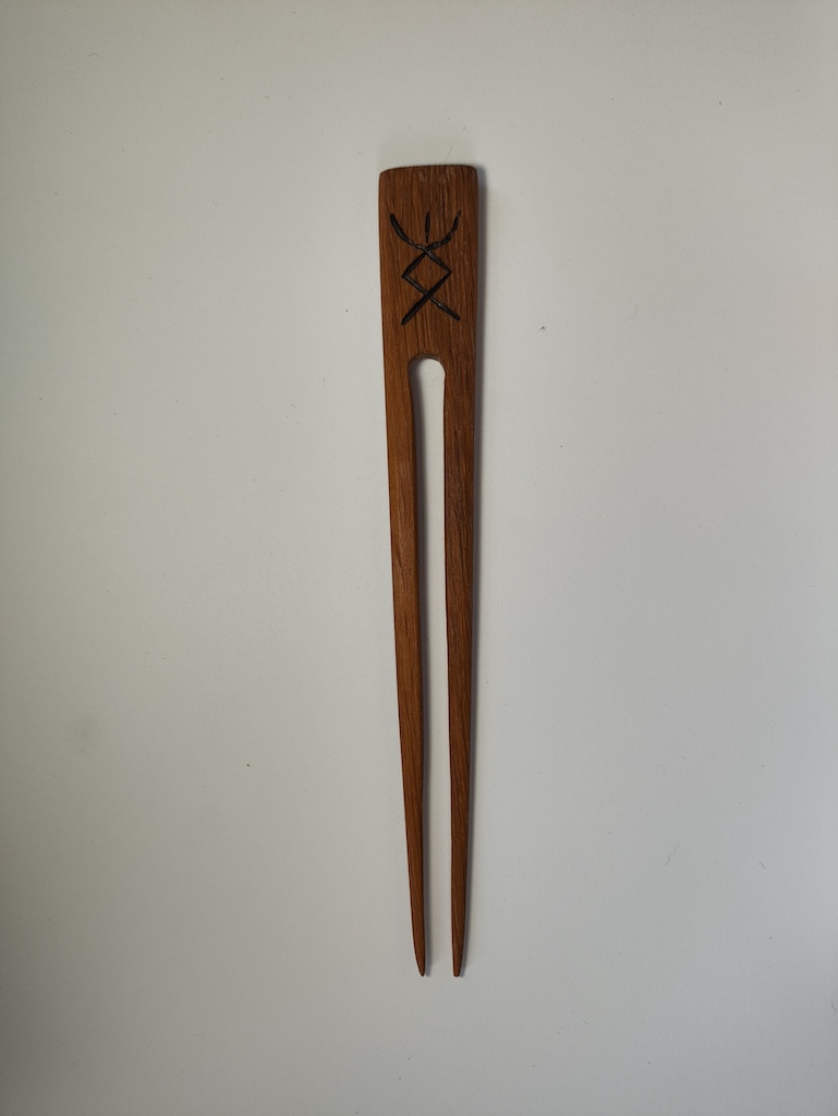 Medinė plaukų segė (U2)