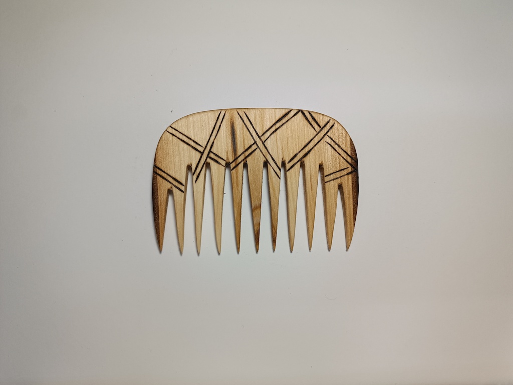 Medinis šukos su ornamentais (O1)