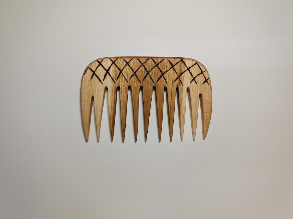 Medinės šukos su ornamentais (O3)