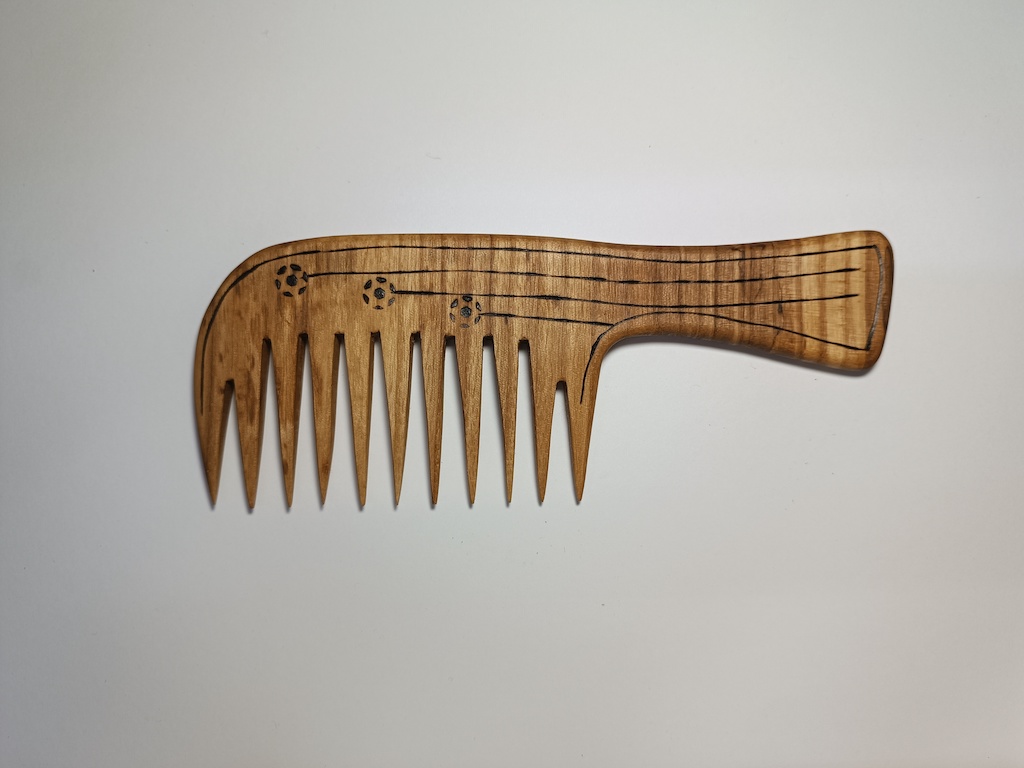 Medinis šukos su ornamentais (UR1)