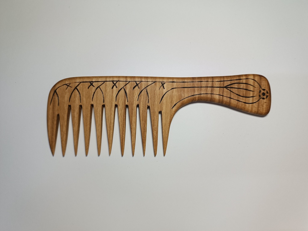 Medinė šukos su ornamentais (UR2)